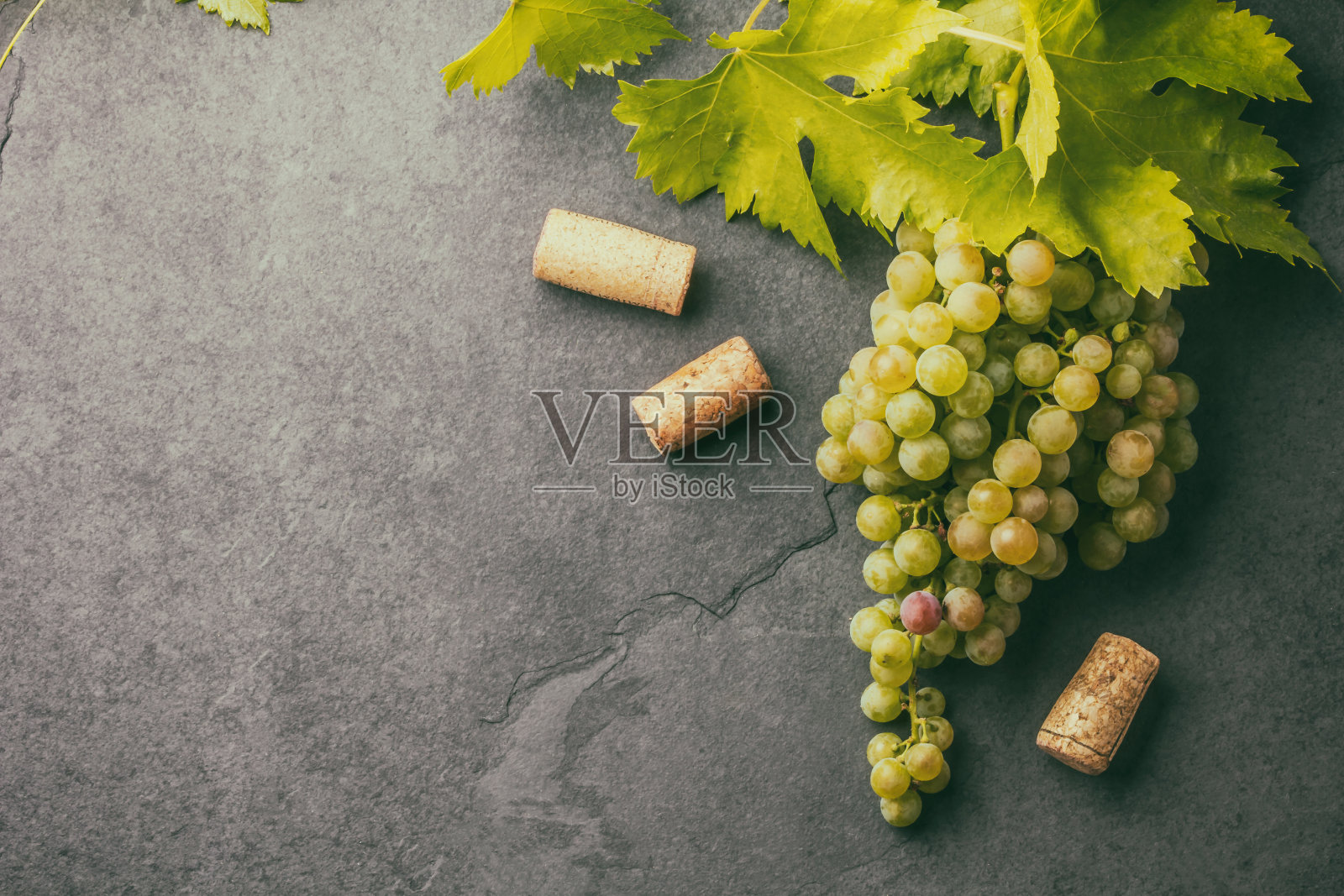 葡萄和开瓶器葡萄酒概念，石头背景，俯视图照片摄影图片