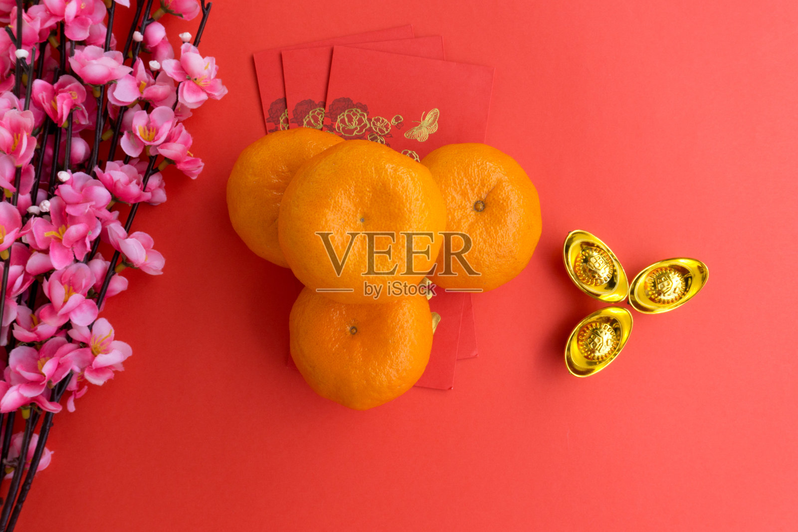 农历新年概念:橘子、红包、梅花、金元宝照片摄影图片