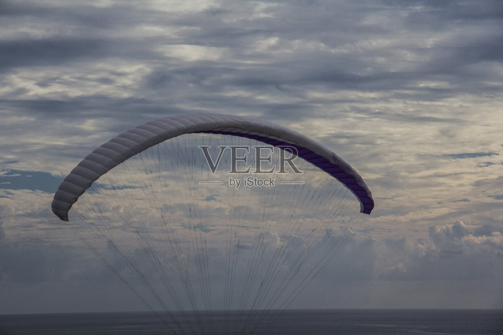下雨天的滑翔伞运动照片摄影图片