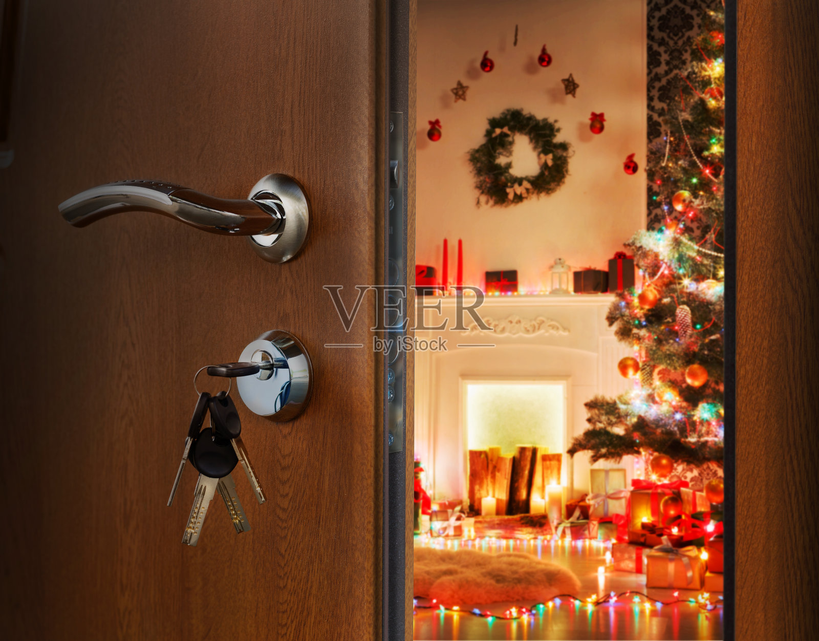 打开圣诞屋的门，欢迎来到节日照片摄影图片
