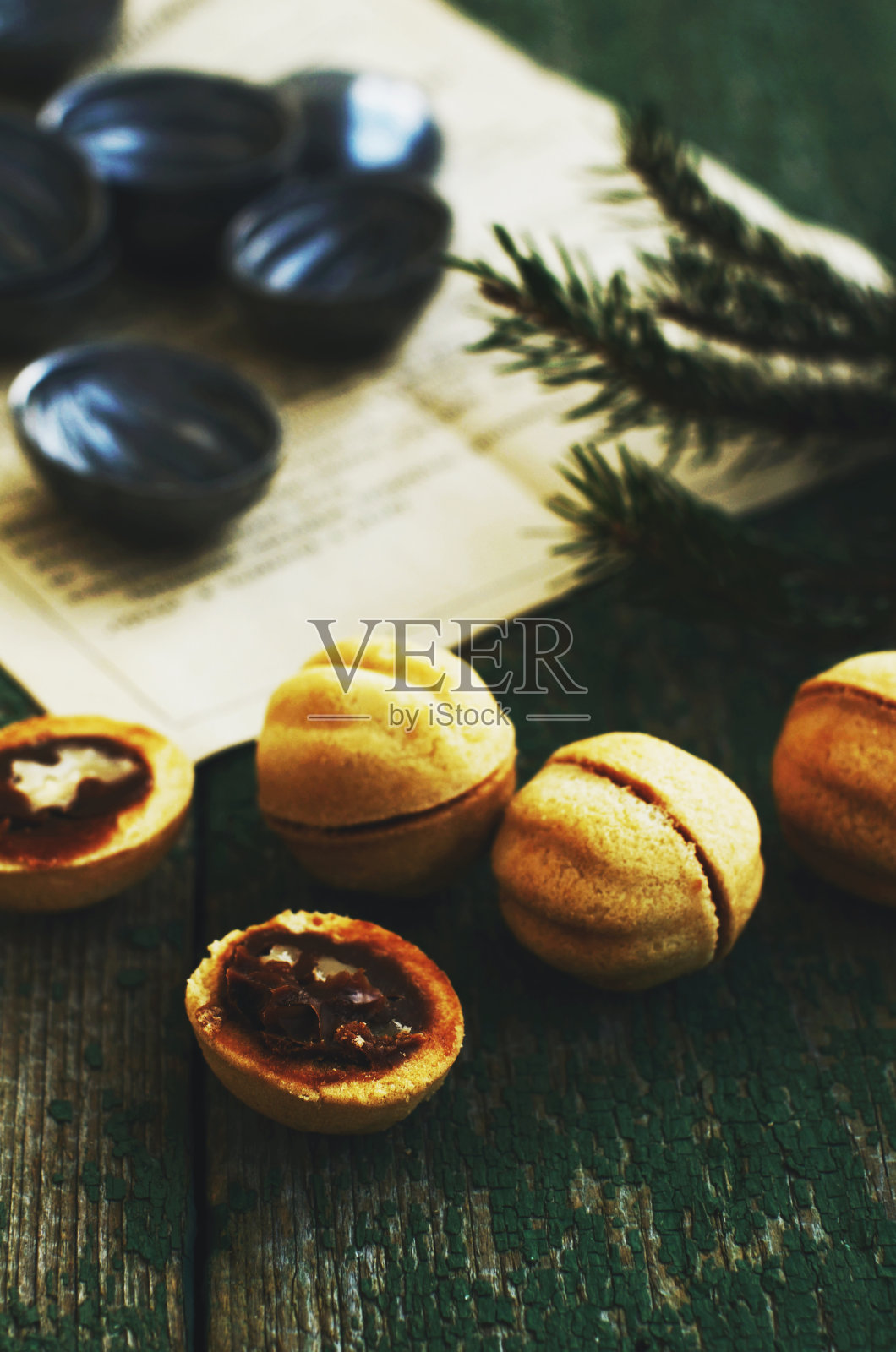 圣诞坚果饼干木制的绿色背景照片摄影图片