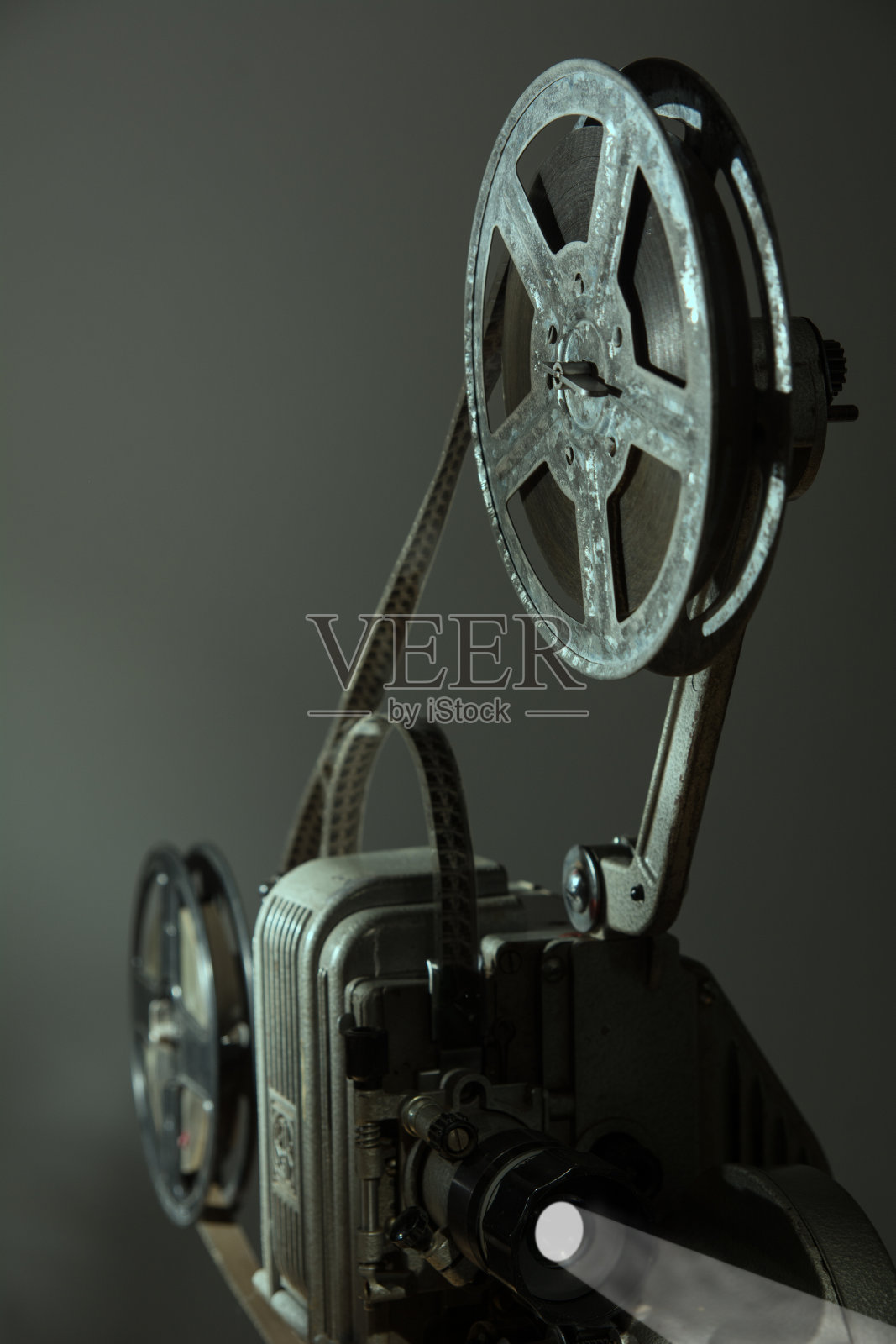 黑暗背景上的老式电影放映机照片摄影图片