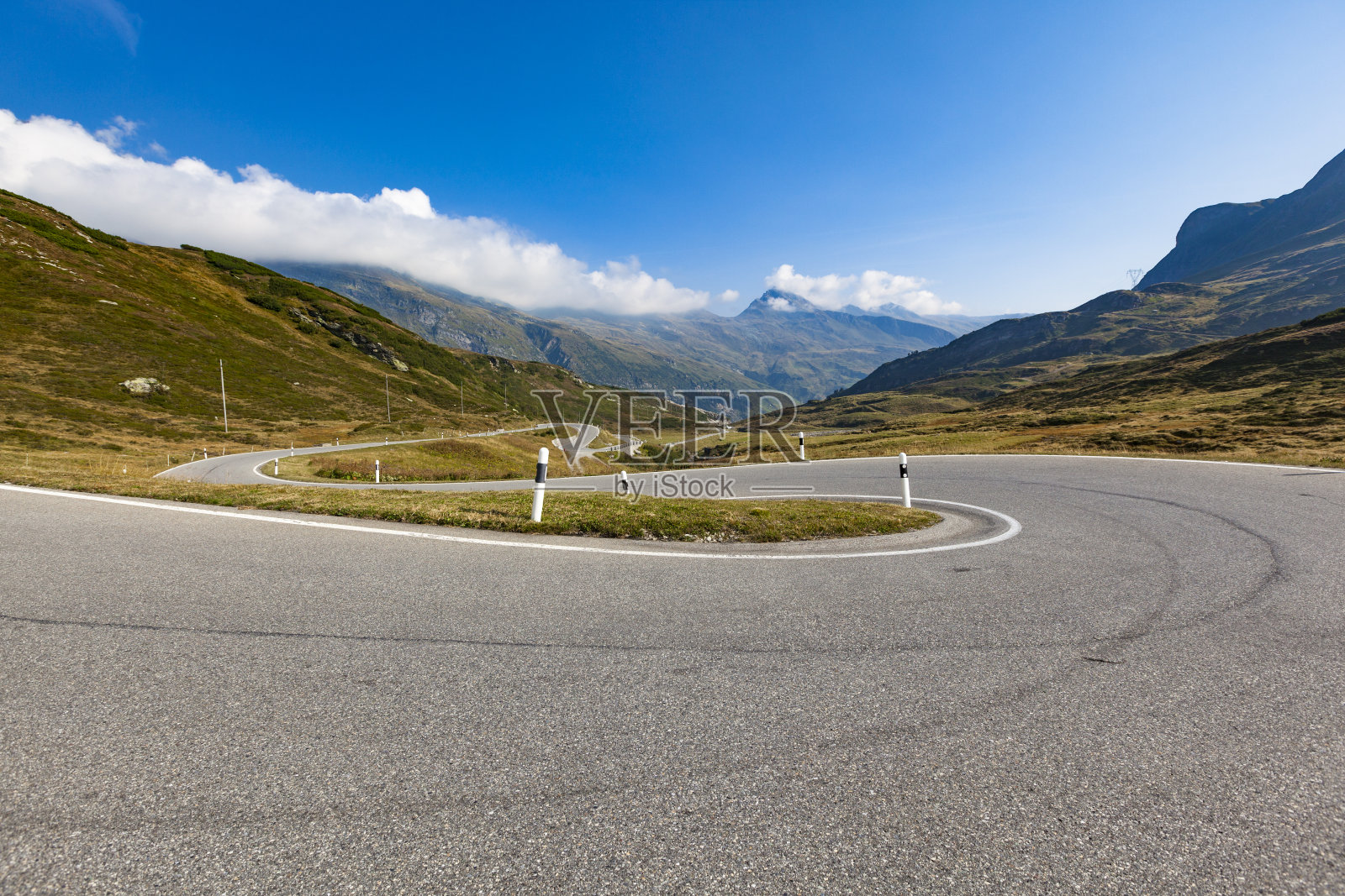 瑞士圣贝纳迪诺山口蜿蜒的道路照片摄影图片