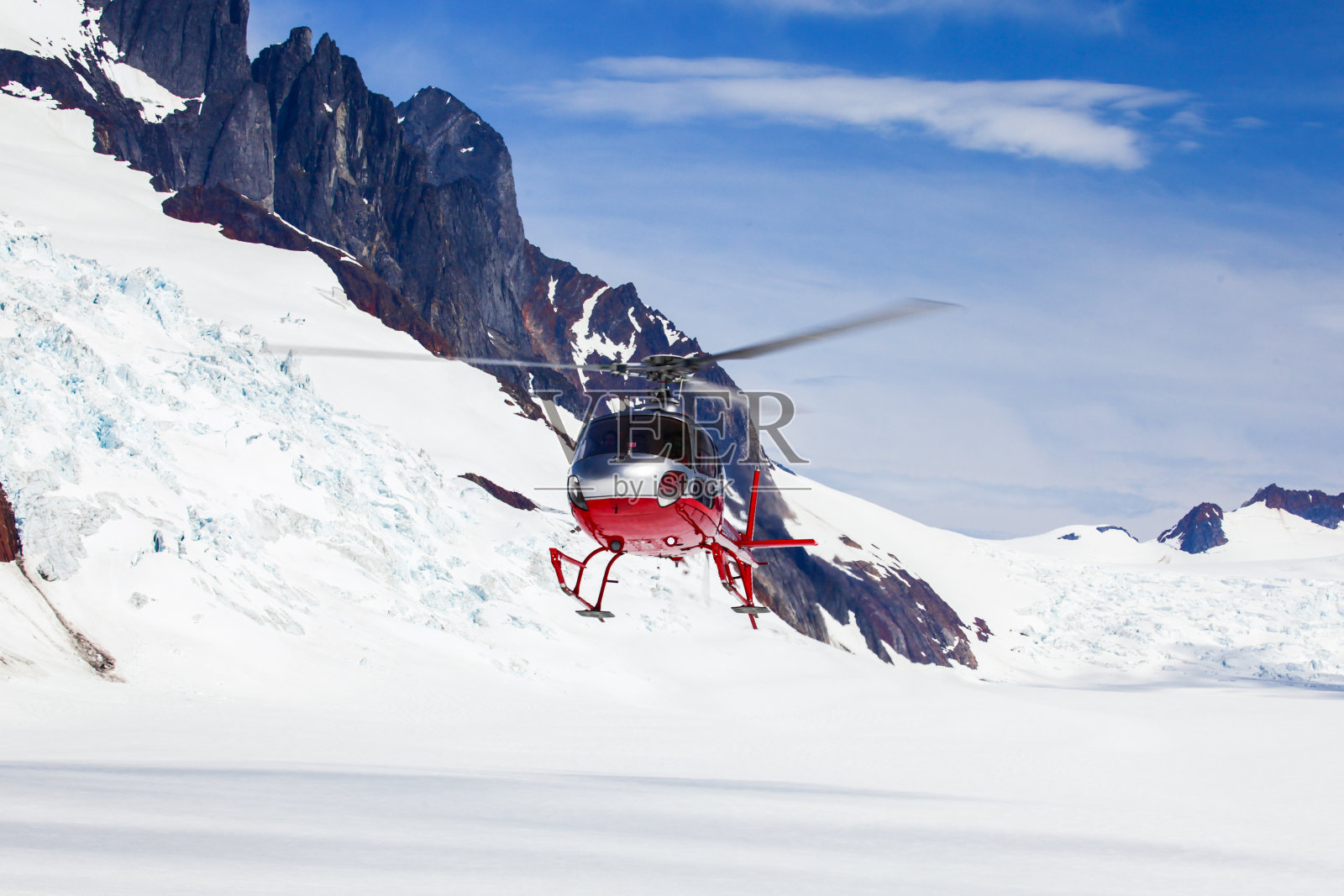 直升机降落在冰川上照片摄影图片