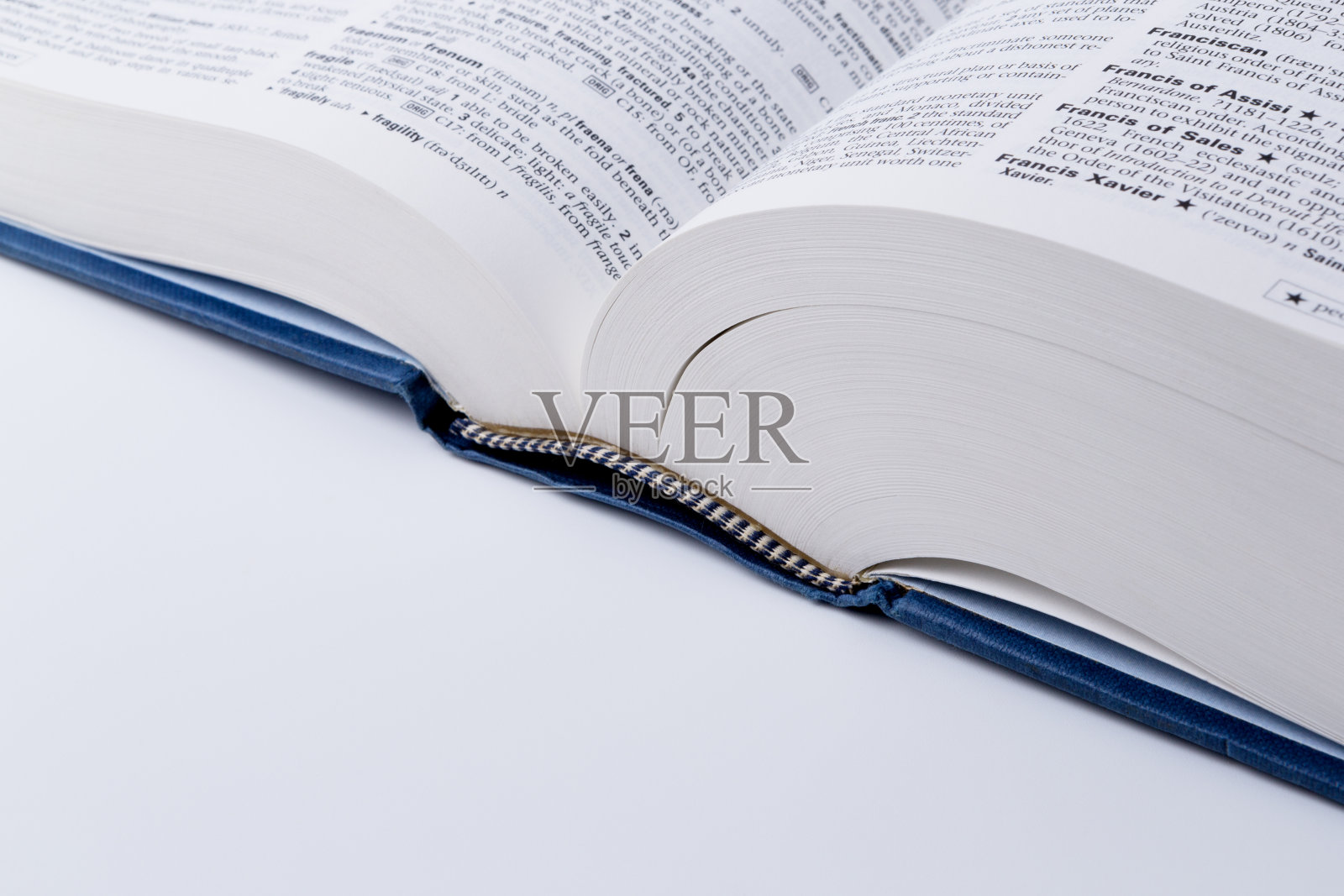 英文字典孤立在白色的背景上。照片摄影图片