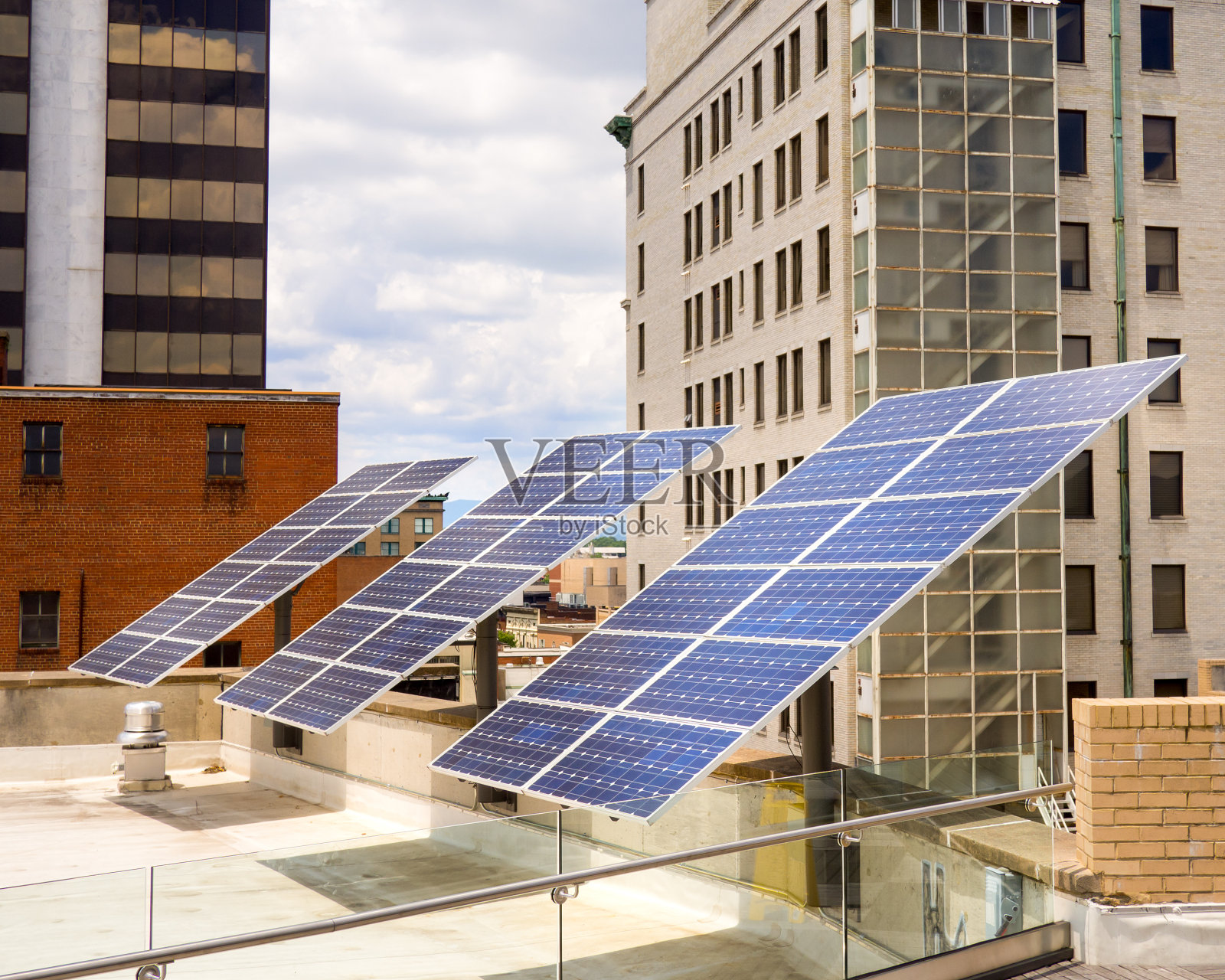 城市屋顶太阳能电池板照片摄影图片