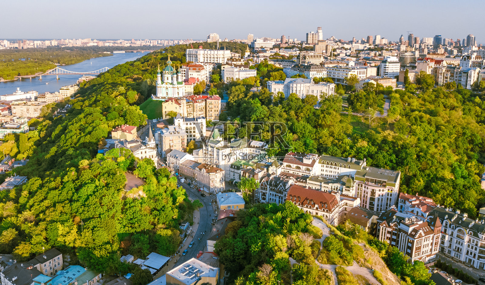 从上面鸟瞰圣安德鲁教堂和Andreevska街，日落时Podol区城市景观，基辅市(基辅)，乌克兰照片摄影图片