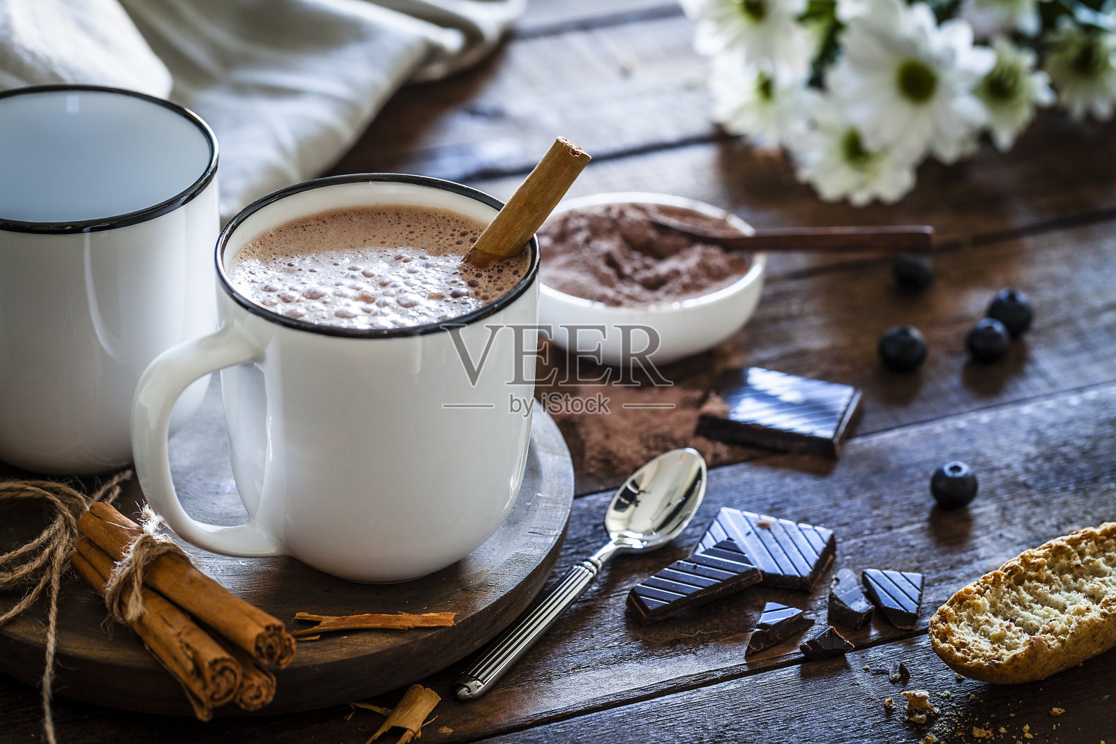 两把自制的热巧克力杯放在质朴的木桌上照片摄影图片
