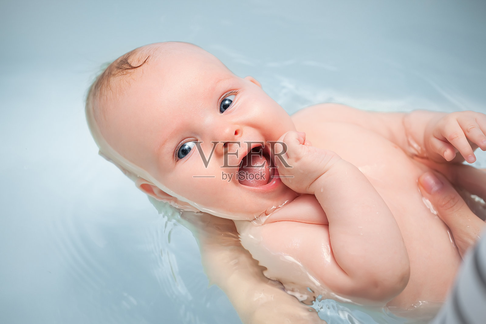 宝宝洗澡快乐照片摄影图片