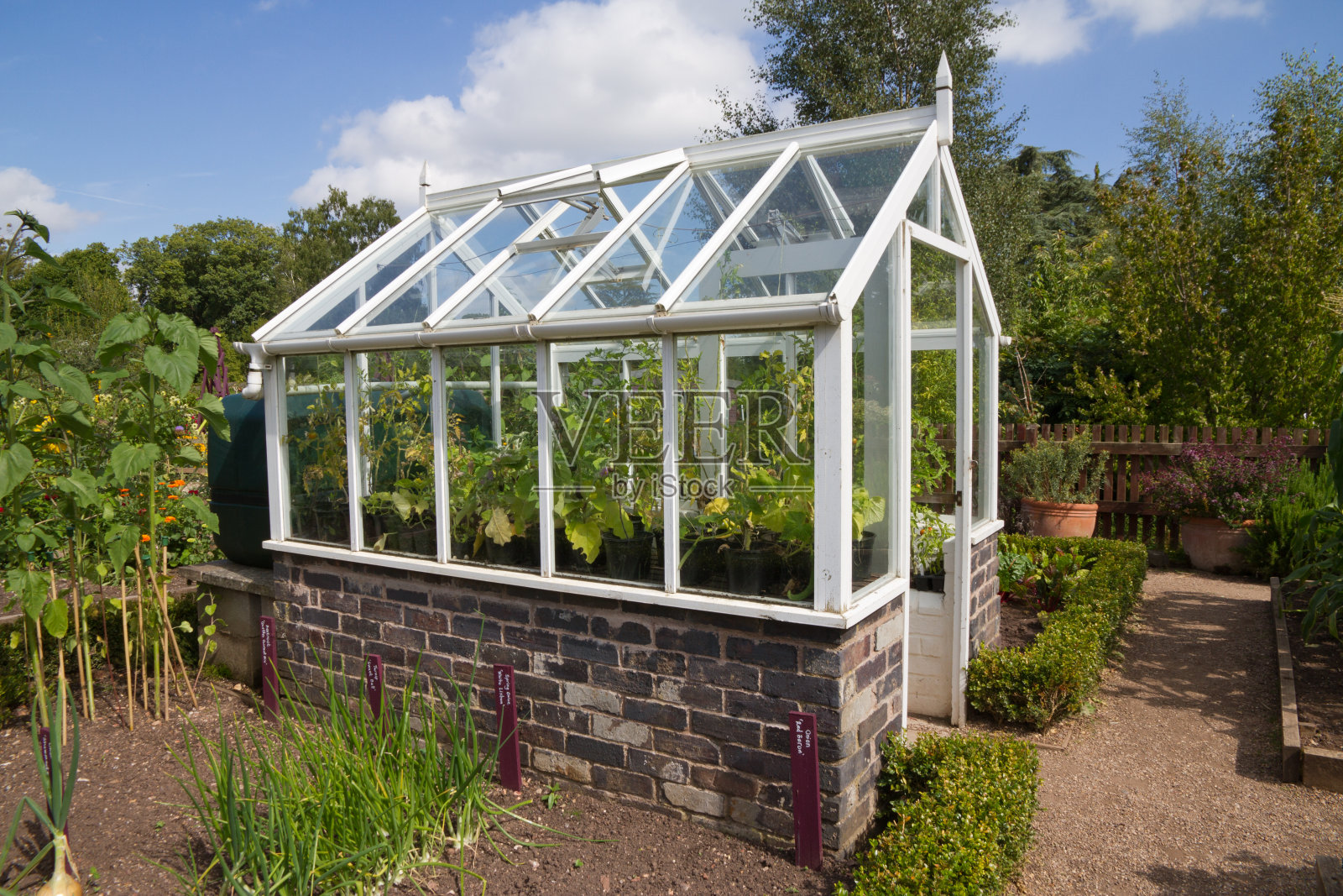 温室在英国的乡村花园中占有最重要的位置。照片摄影图片