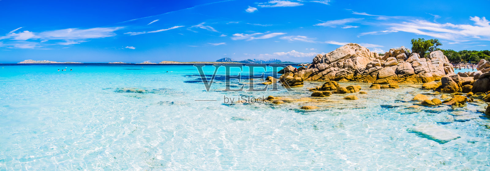 在意大利撒丁岛的卡布里乔利海滩，清澈迷人的蓝色海水和花岗岩照片摄影图片