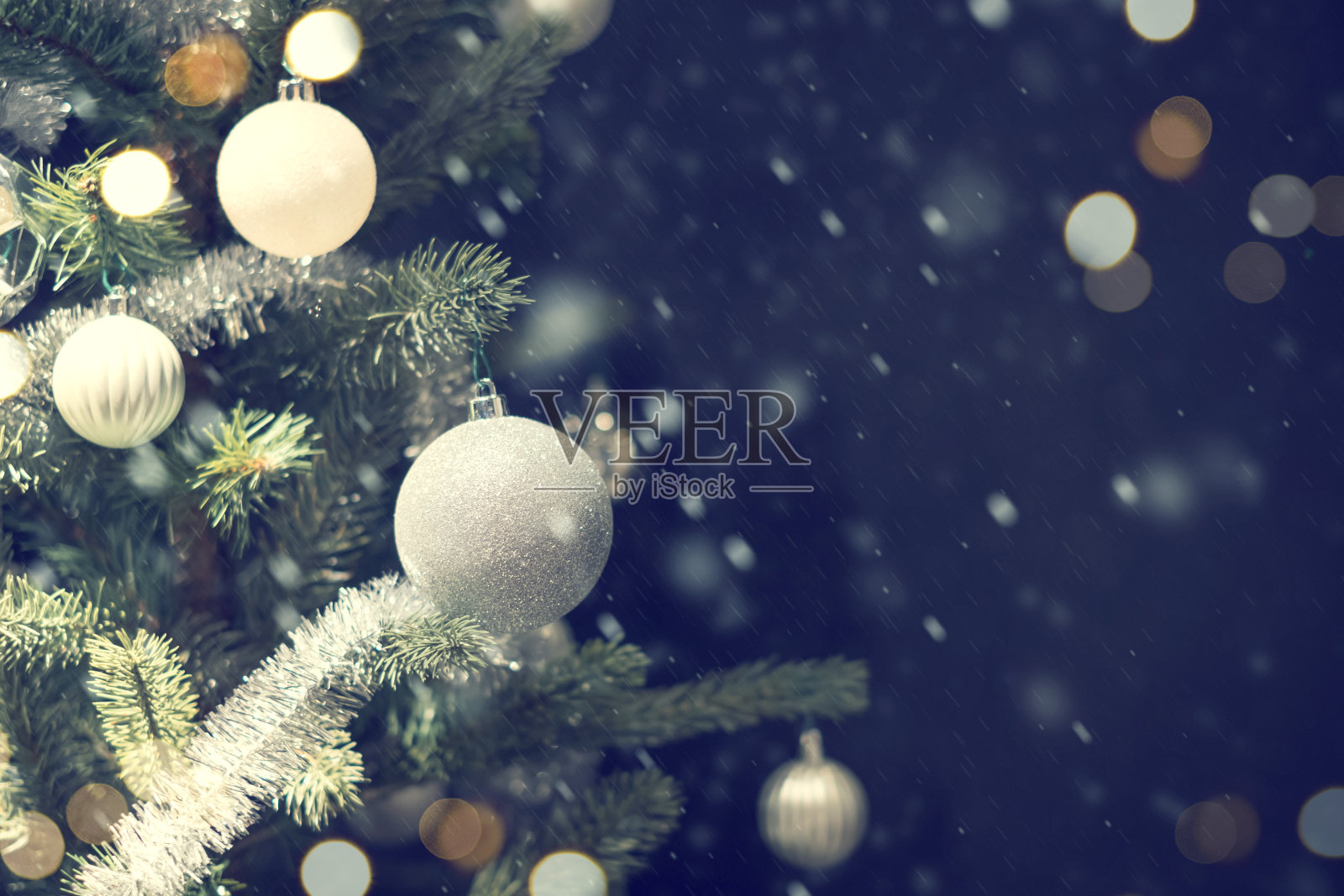 银色小玩意儿挂在圣诞树上的特写。插画图片素材