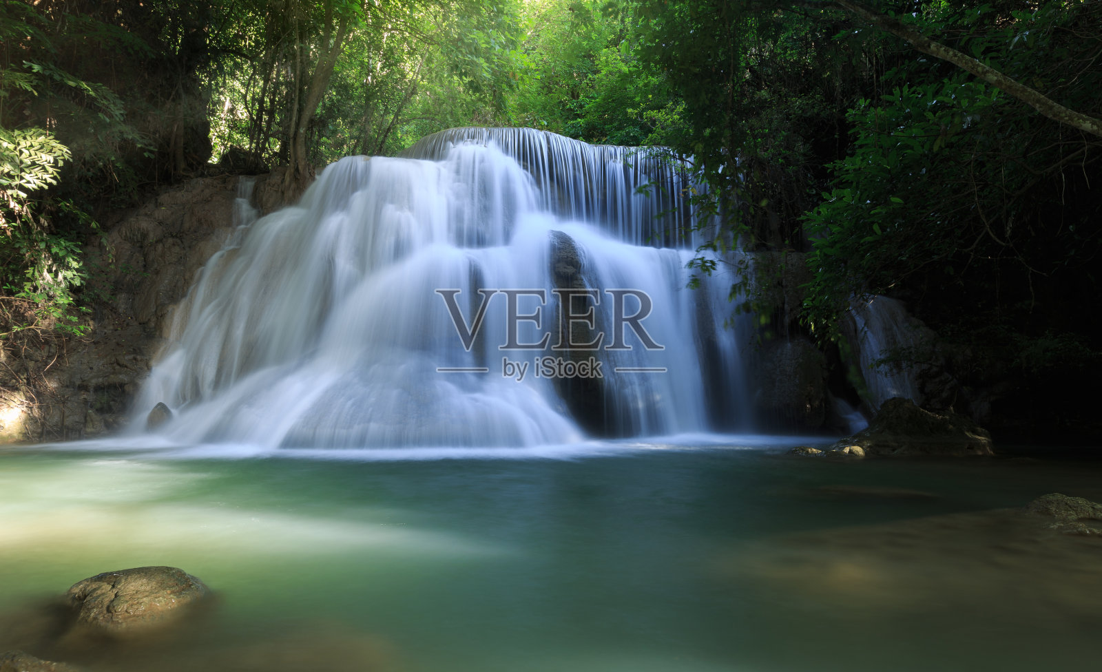 泰国北碧府美丽的怀美卡明瀑布照片摄影图片