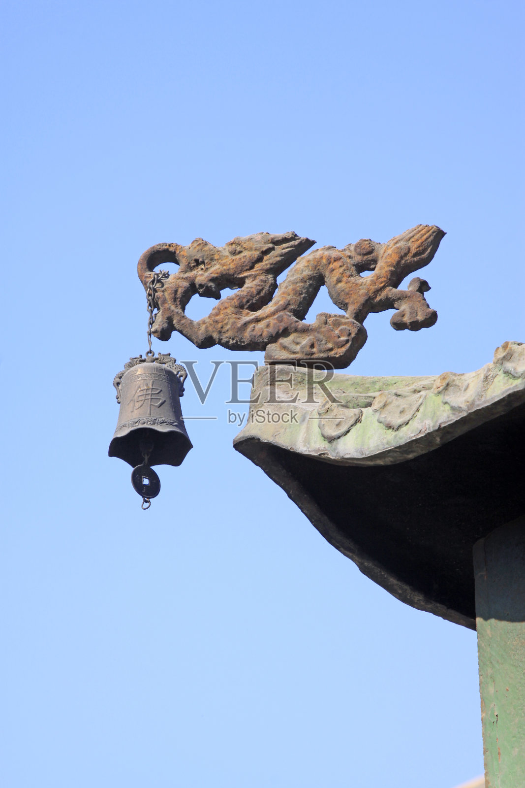 龙造型装饰在一座寺庙的钟，特写照片照片摄影图片
