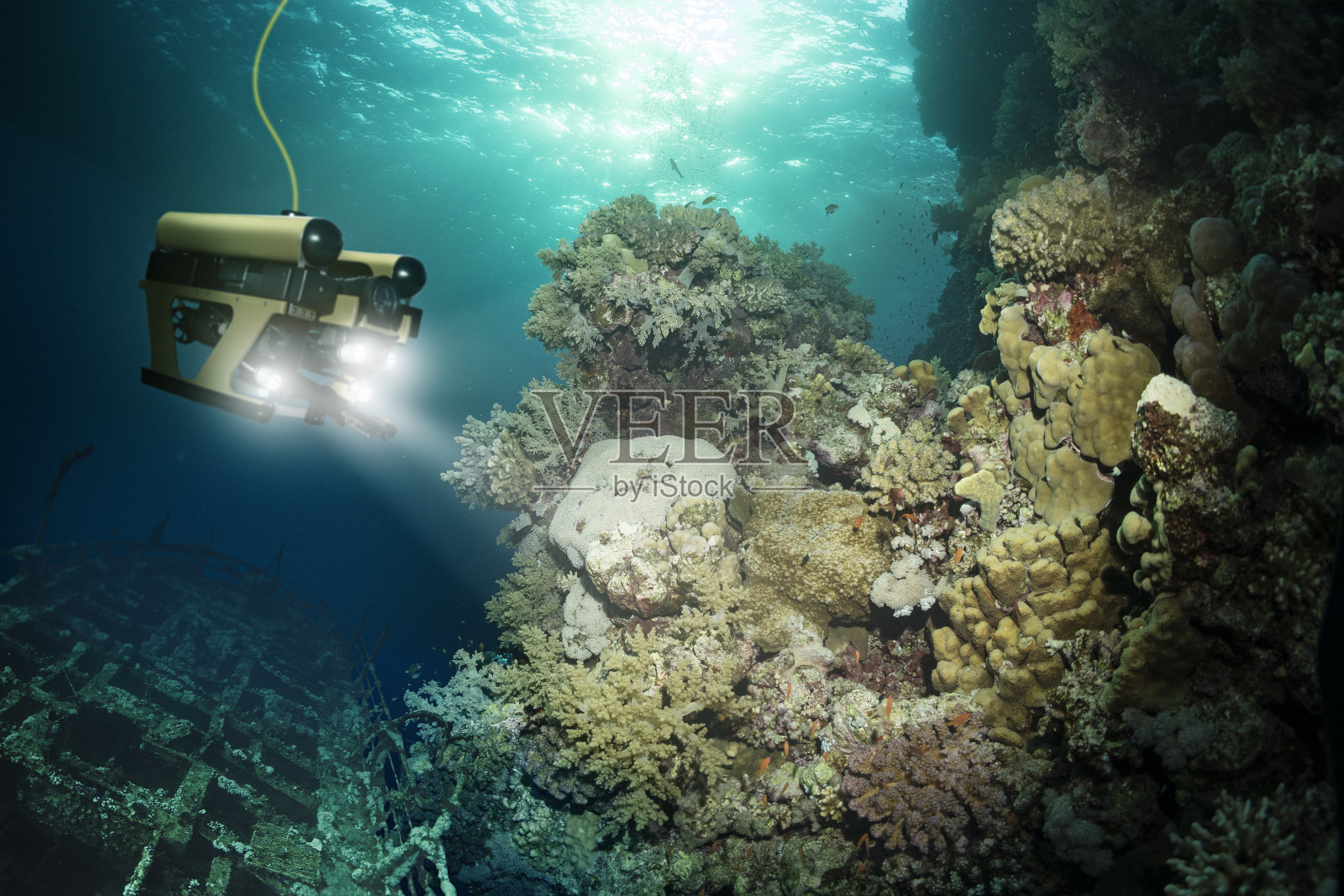 机器人检查深海中的沉船照片摄影图片