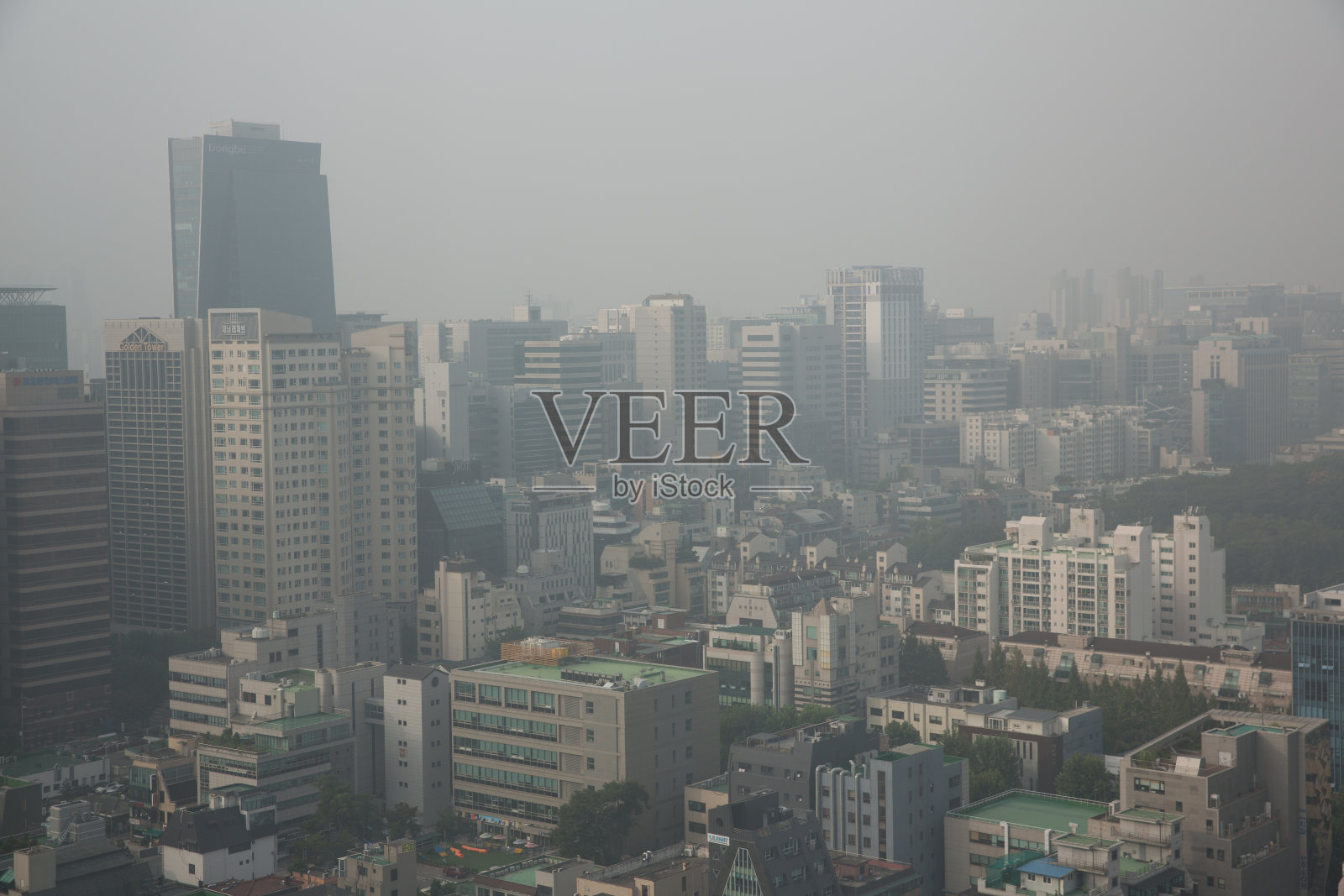 空气污染和阴霾覆盖了韩国首尔的天际线照片摄影图片