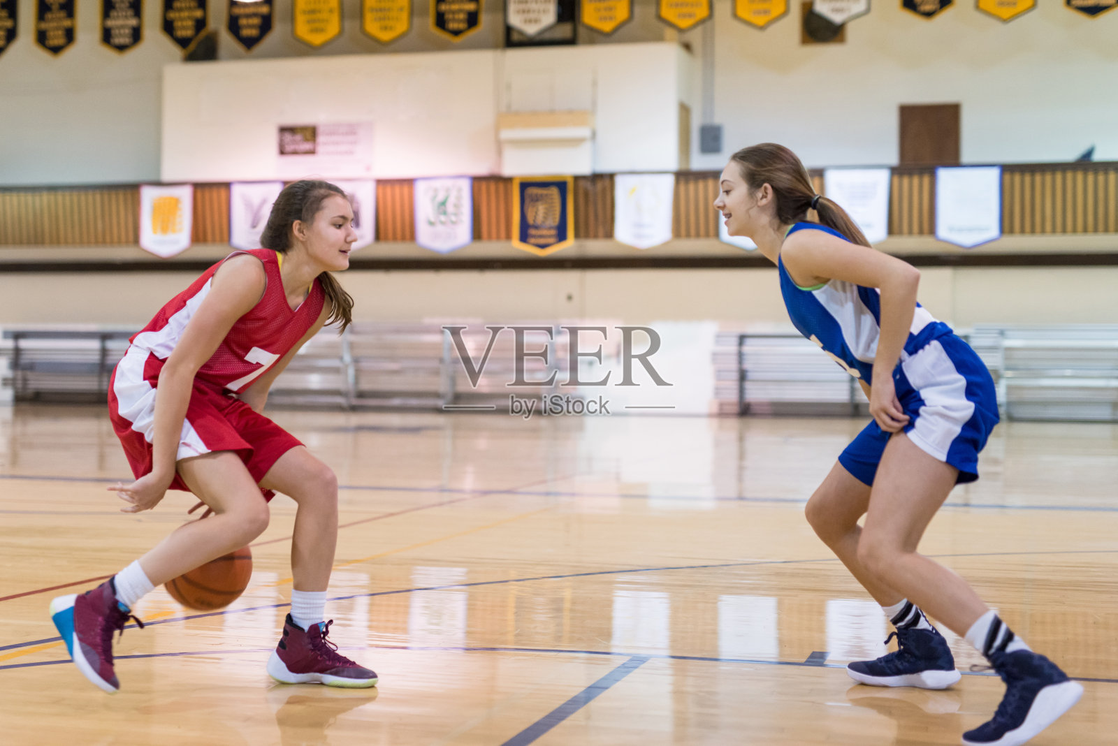 女子高中篮球比赛照片摄影图片