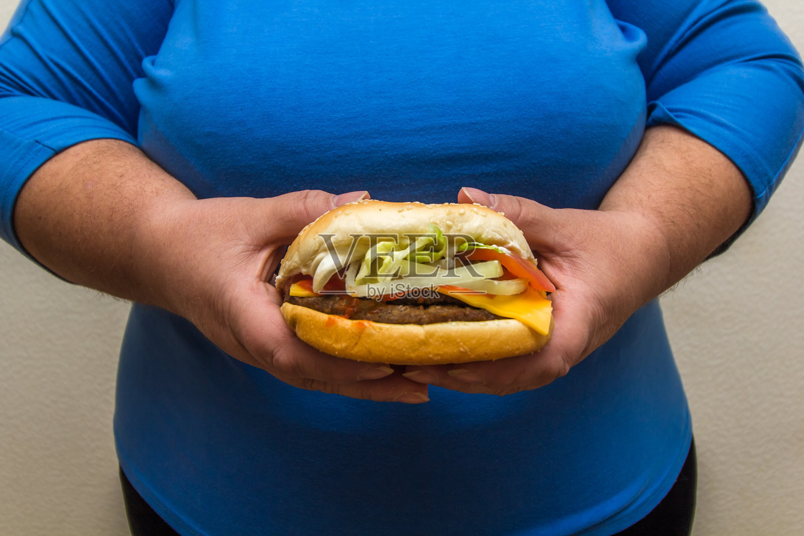 成年超重妇女吃汉堡照片摄影图片