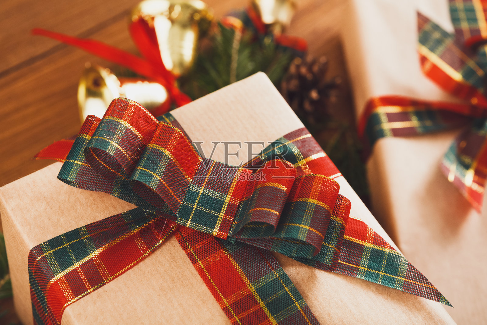 木制的礼品盒，纸质的圣诞礼物照片摄影图片