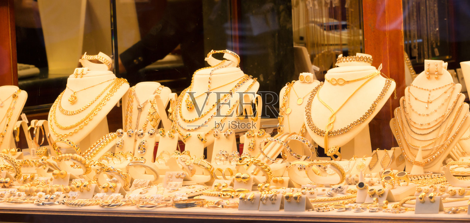 珠宝，金项链，戒指，手镯，手表财富，珠宝店在维琪奥桥在佛罗伦萨，意大利，黄金背景。照片摄影图片