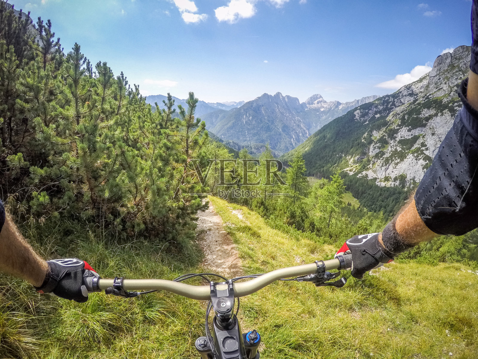 在阿尔卑斯山骑山地车照片摄影图片