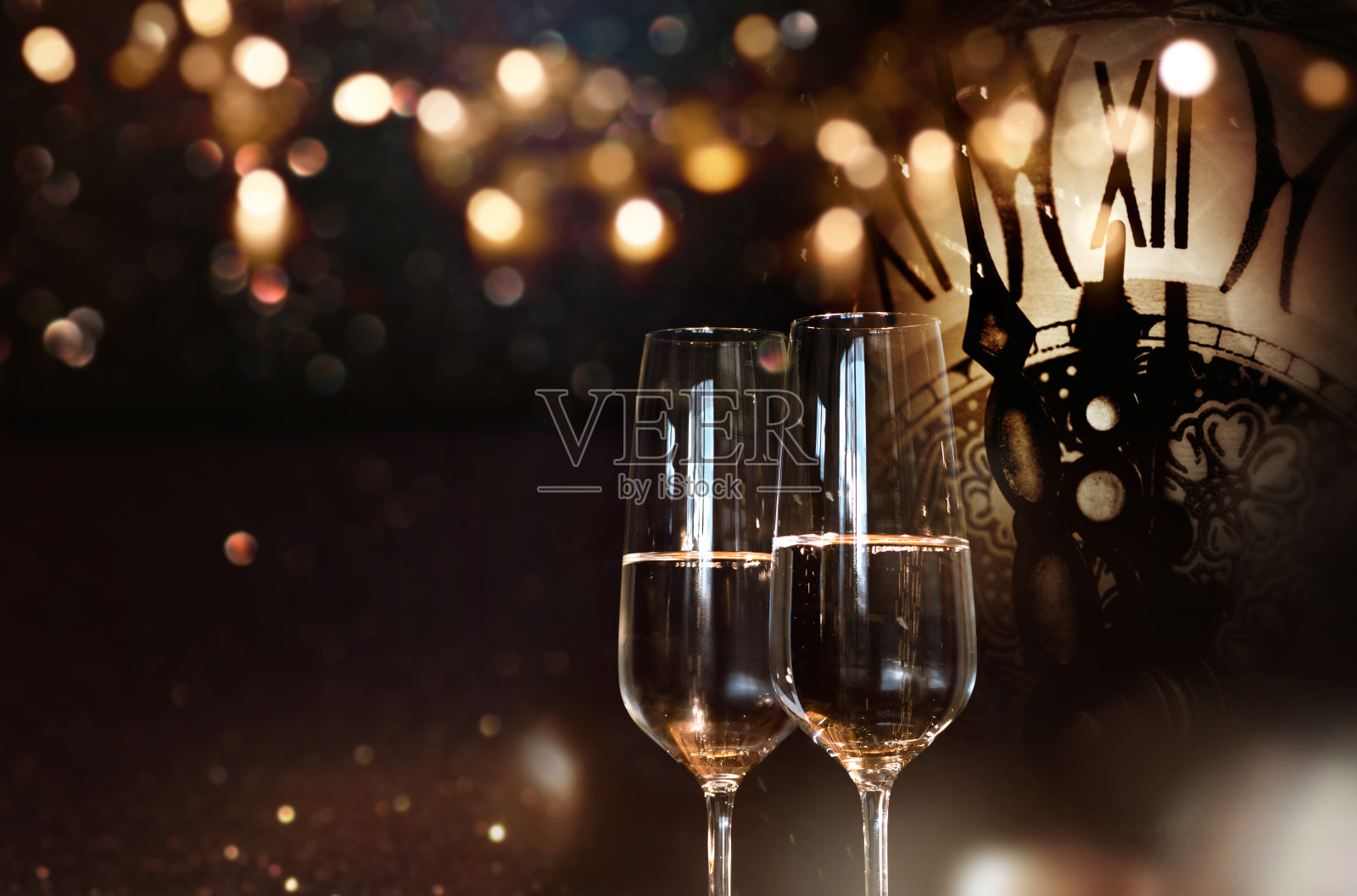 祝你新年快乐，喝香槟照片摄影图片