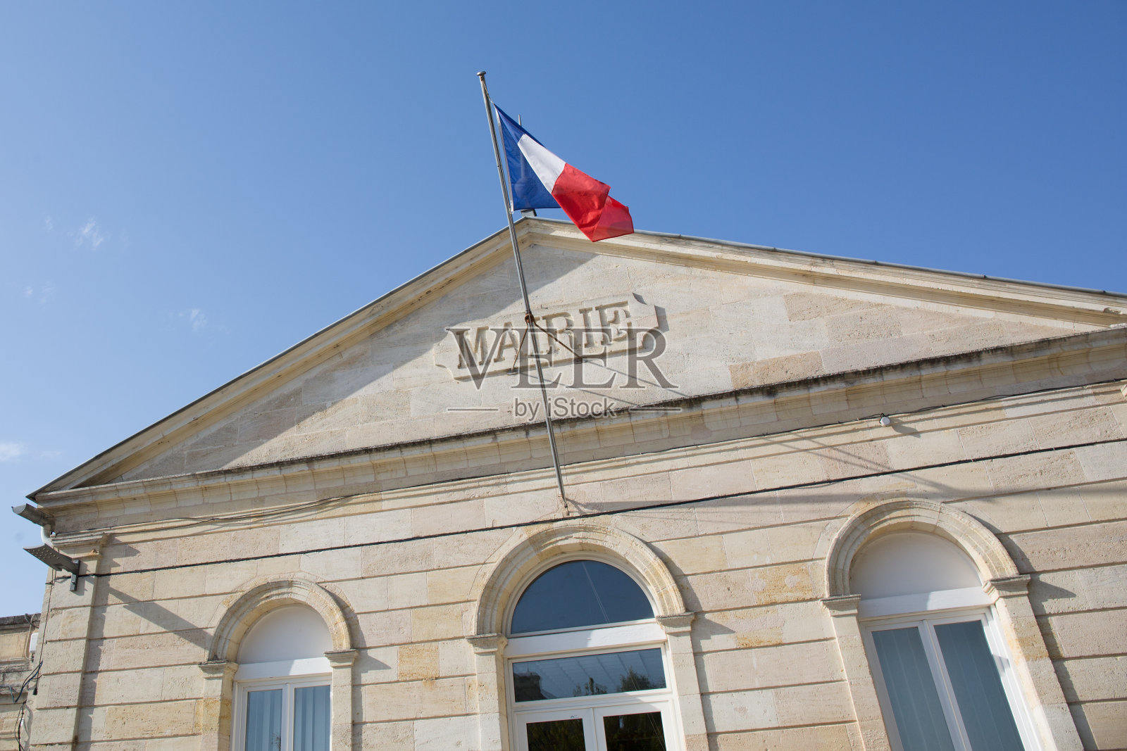 在法国蓝天下市政厅的前面，mairie的意思是市政厅照片摄影图片