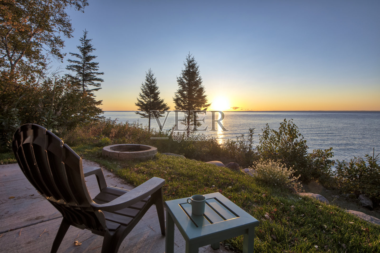 俯瞰苏必利尔湖的椅子和桌子照片摄影图片
