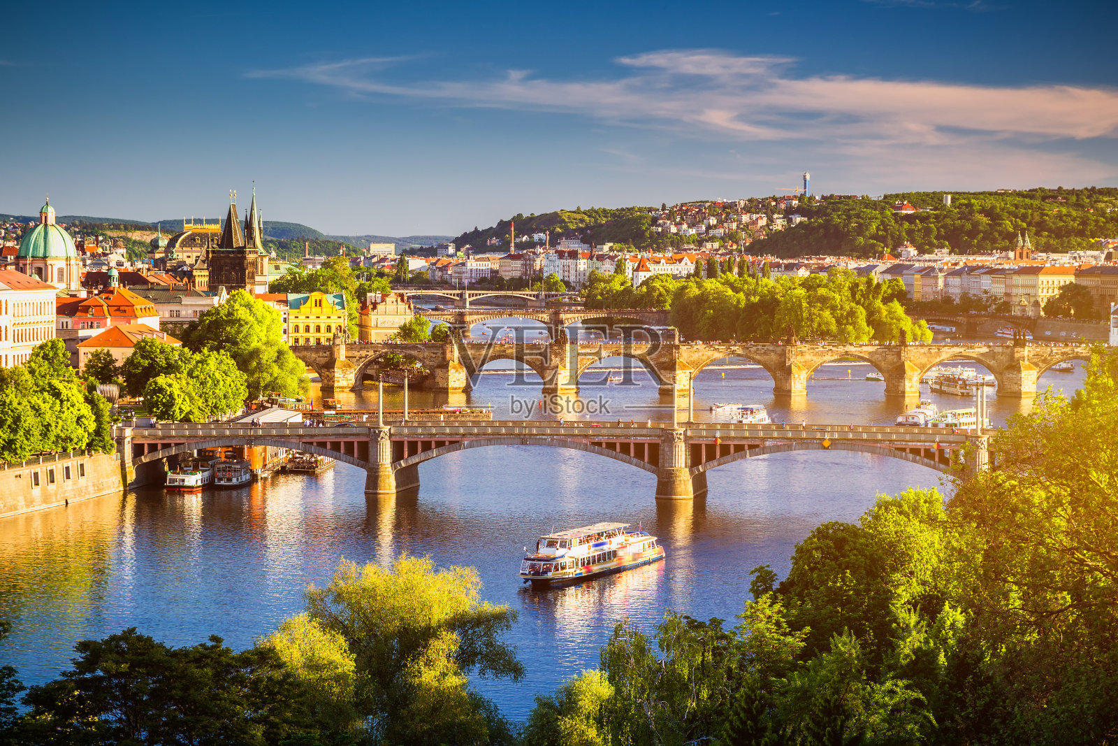 捷克布拉格，伏尔塔瓦河和大桥在夕阳的照耀下闪闪发光照片摄影图片