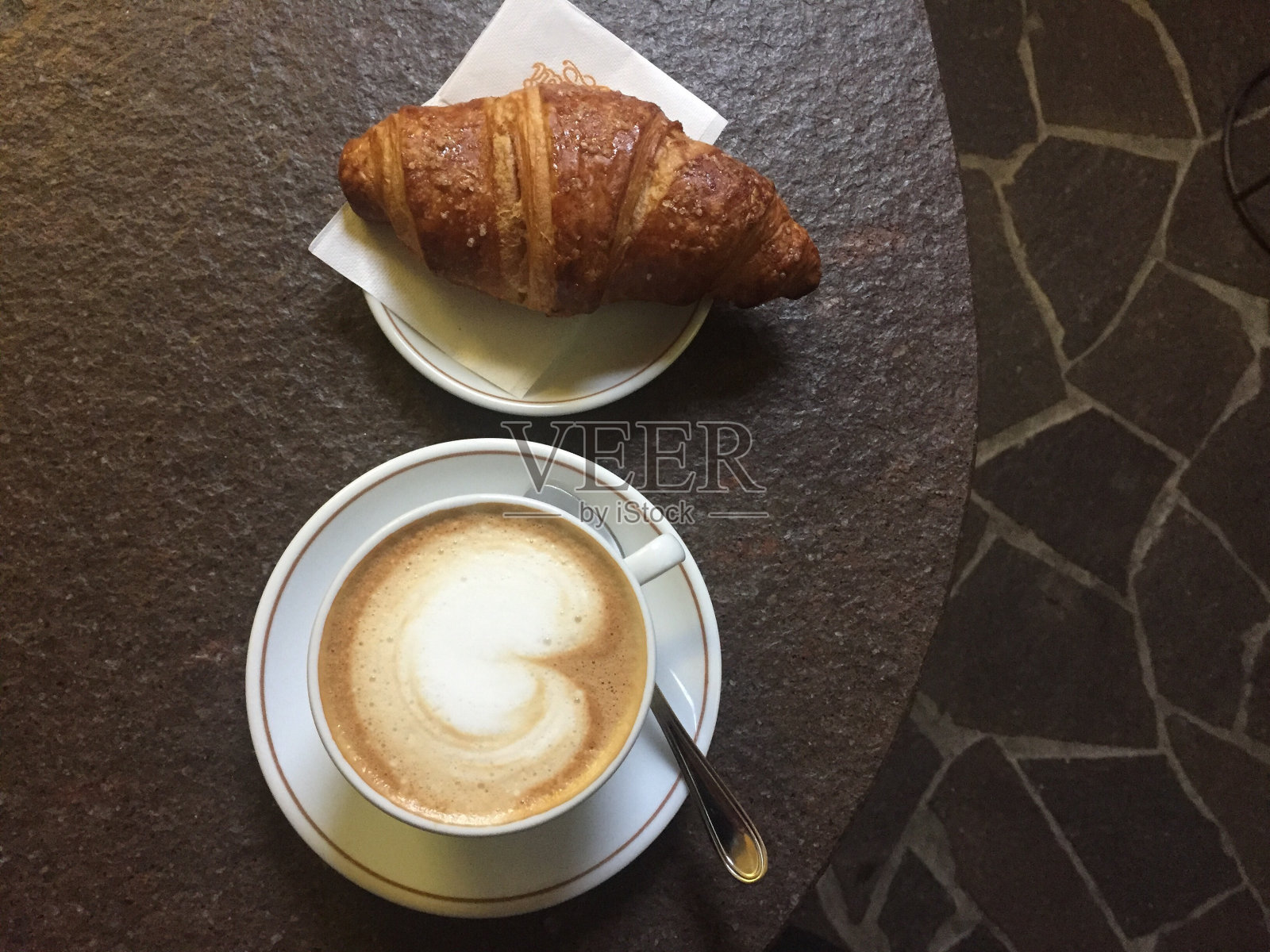 意大利早餐，卡布奇诺和奶油蛋卷照片摄影图片