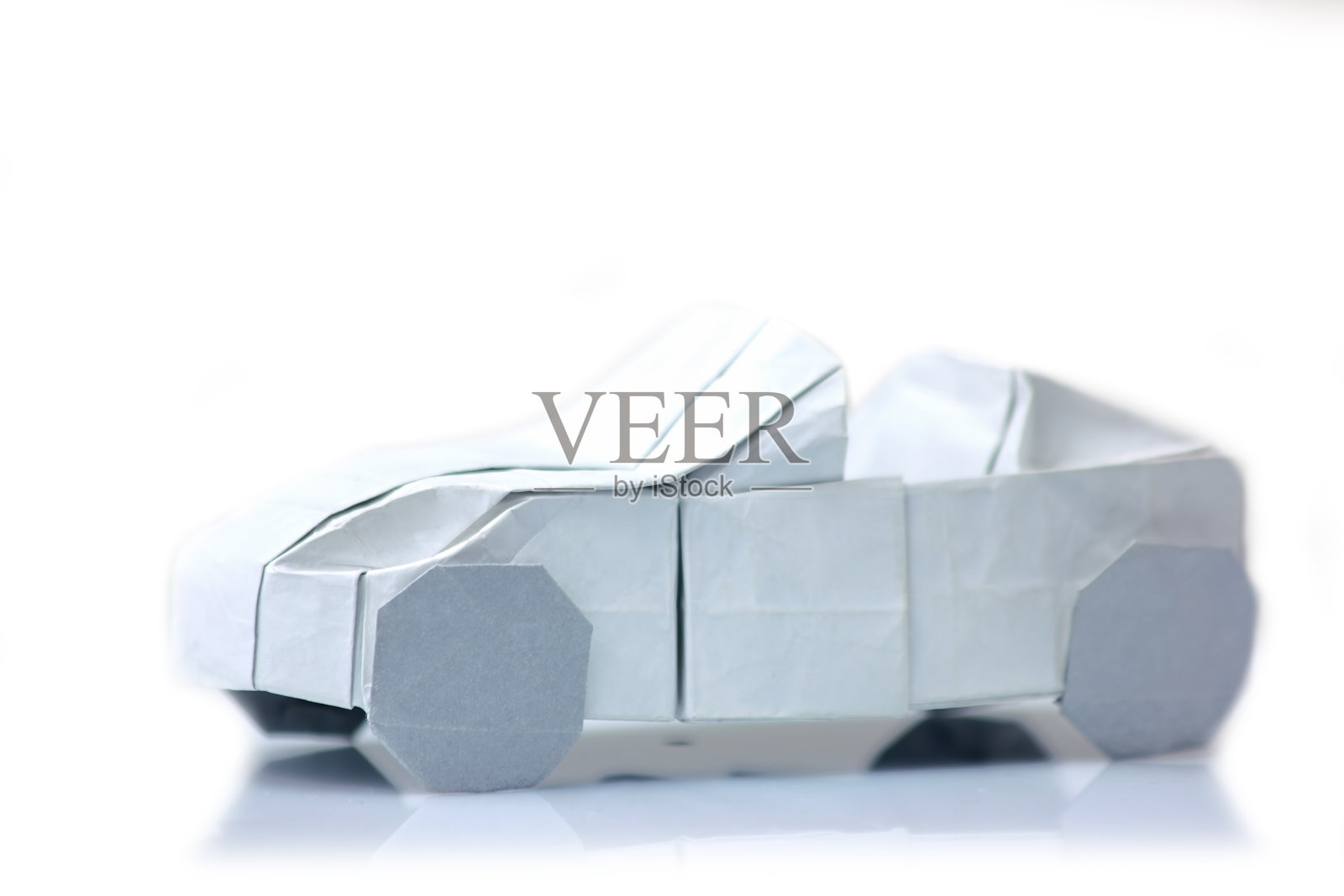 折纸汽车模型上的白色照片摄影图片