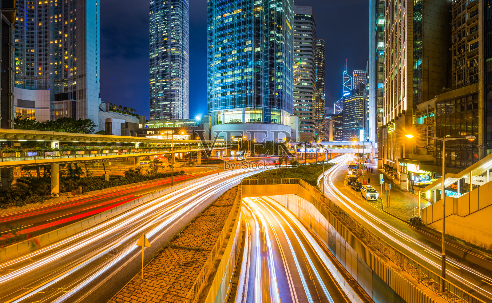 香港灯火通明的摩天大楼，高速的交通，霓虹夜景，中国照片摄影图片