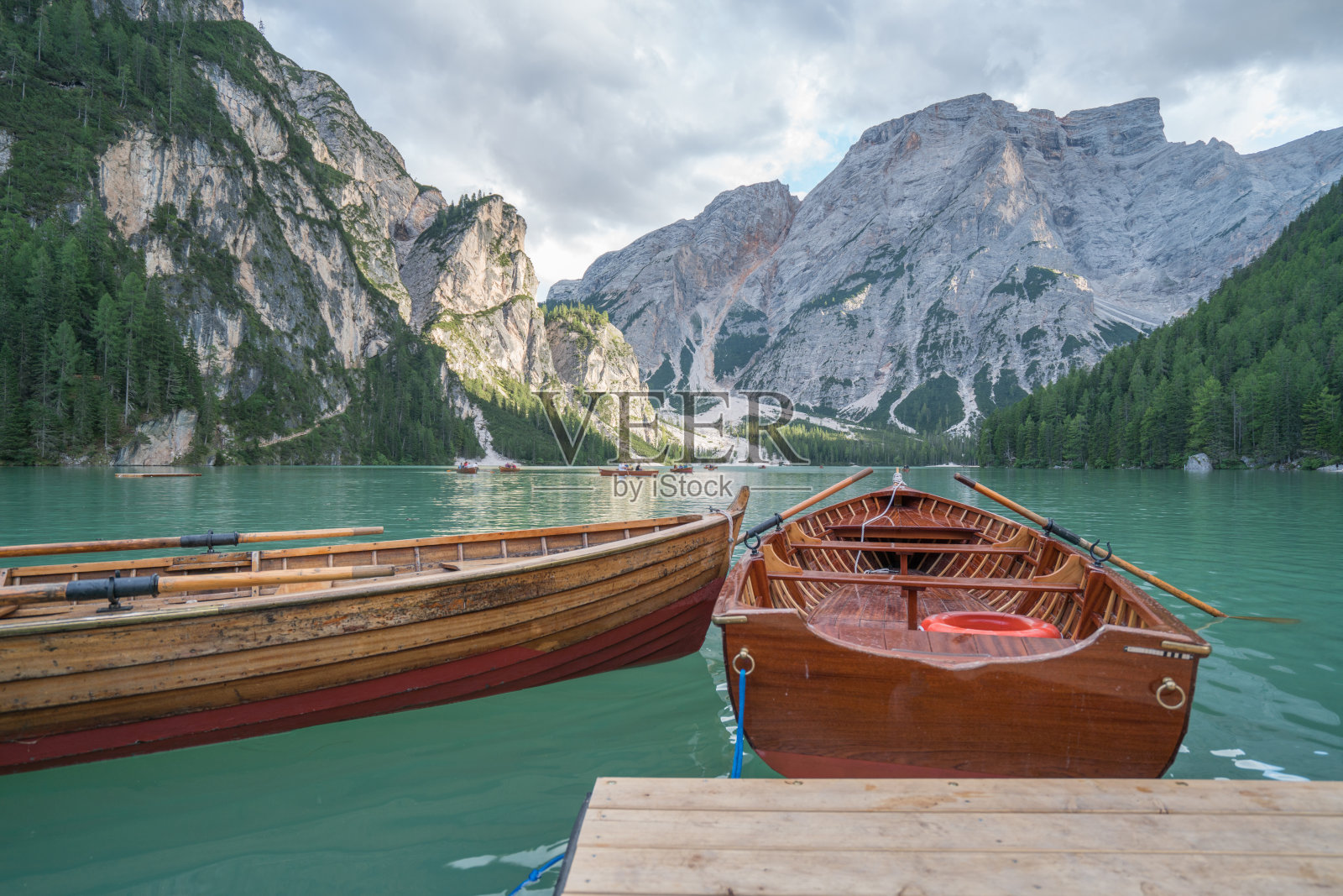 在意大利上阿迪杰地区的布雷斯湖上划船照片摄影图片