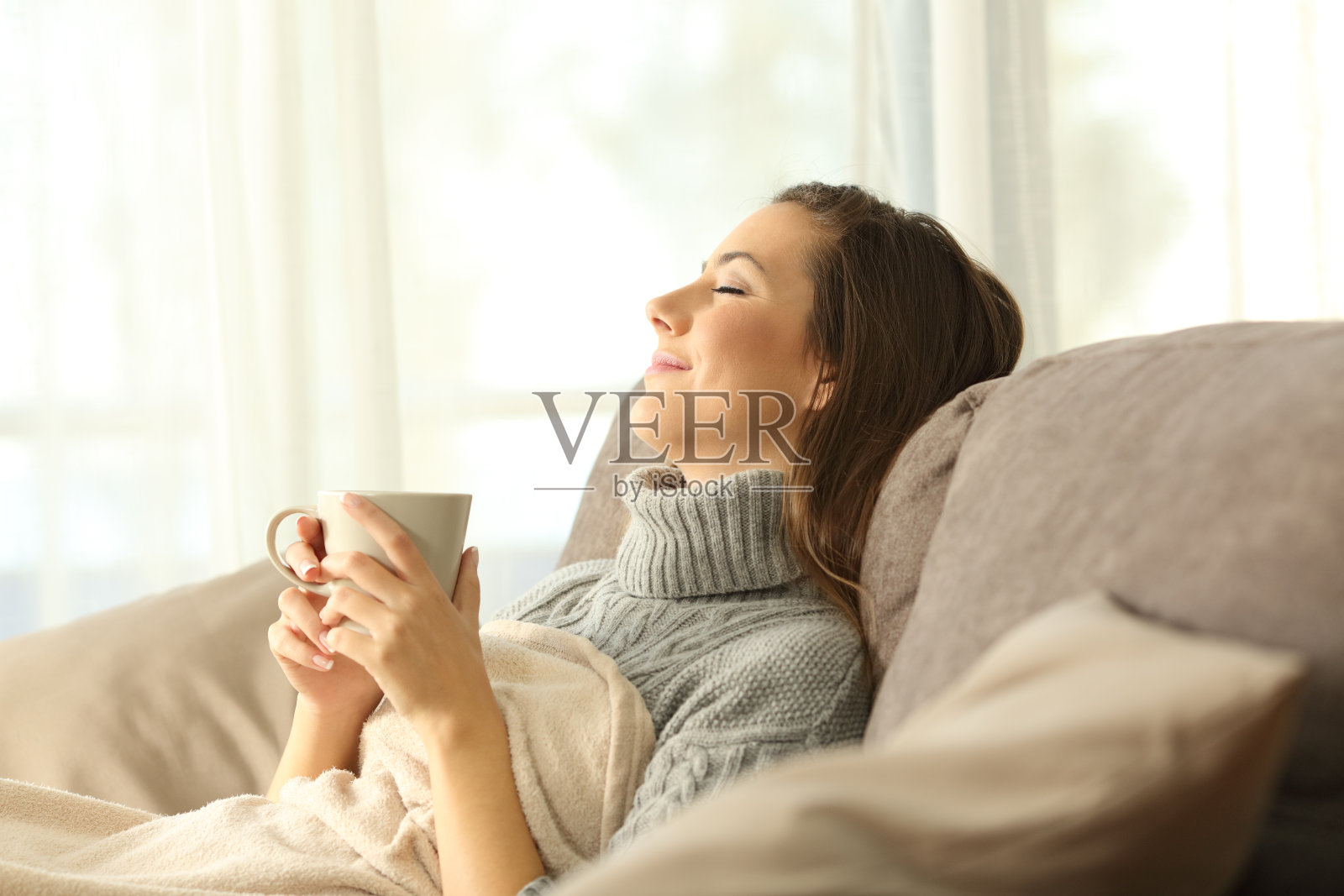 在家里拿着咖啡杯放松的女人照片摄影图片