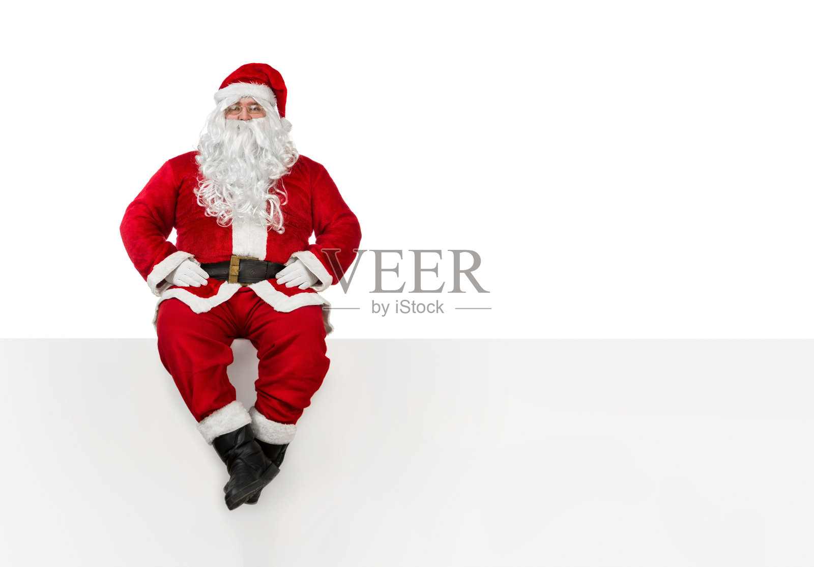 圣诞老人坐在空白横幅边上照片摄影图片