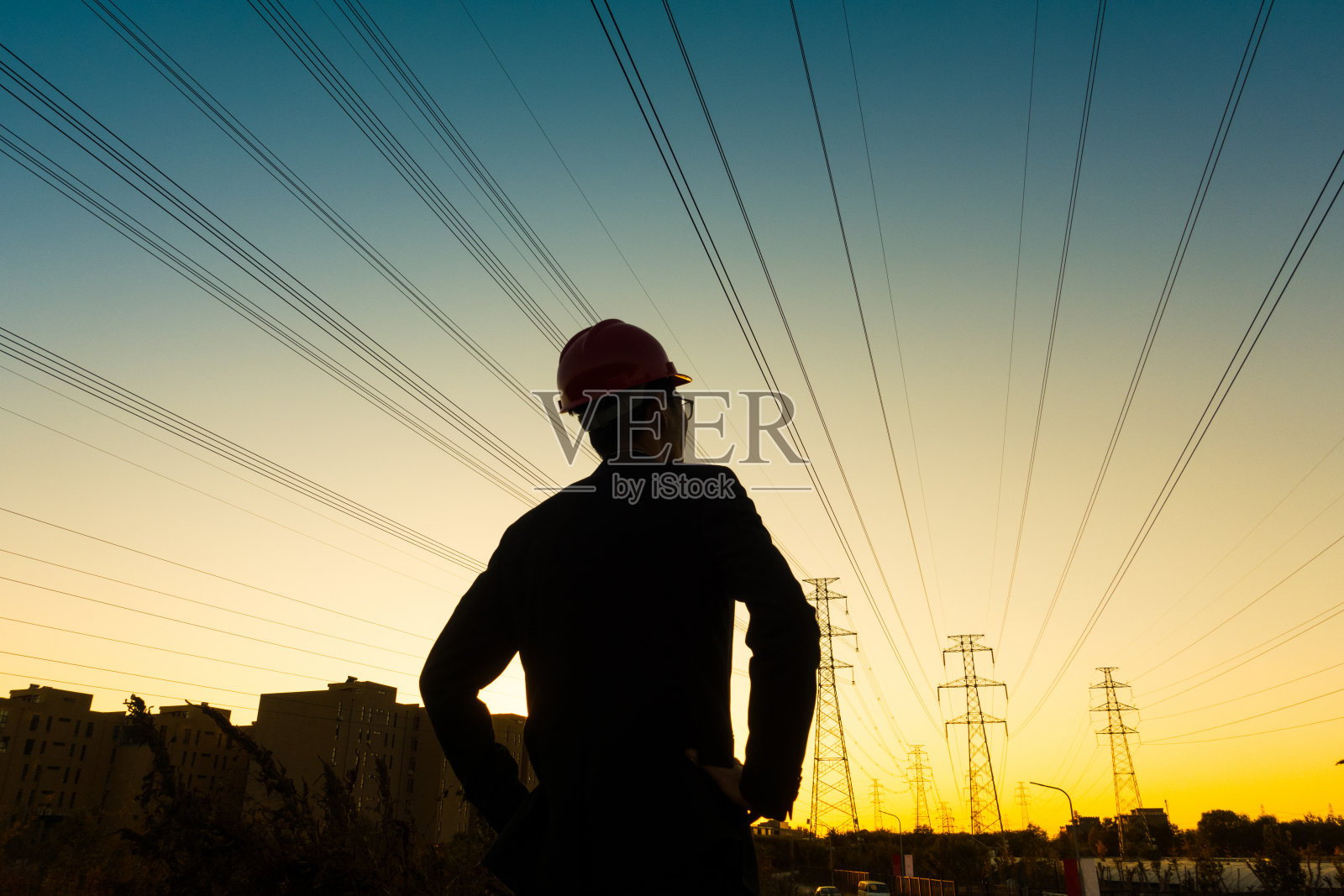 夕阳下的电气工程师，背光照片摄影图片