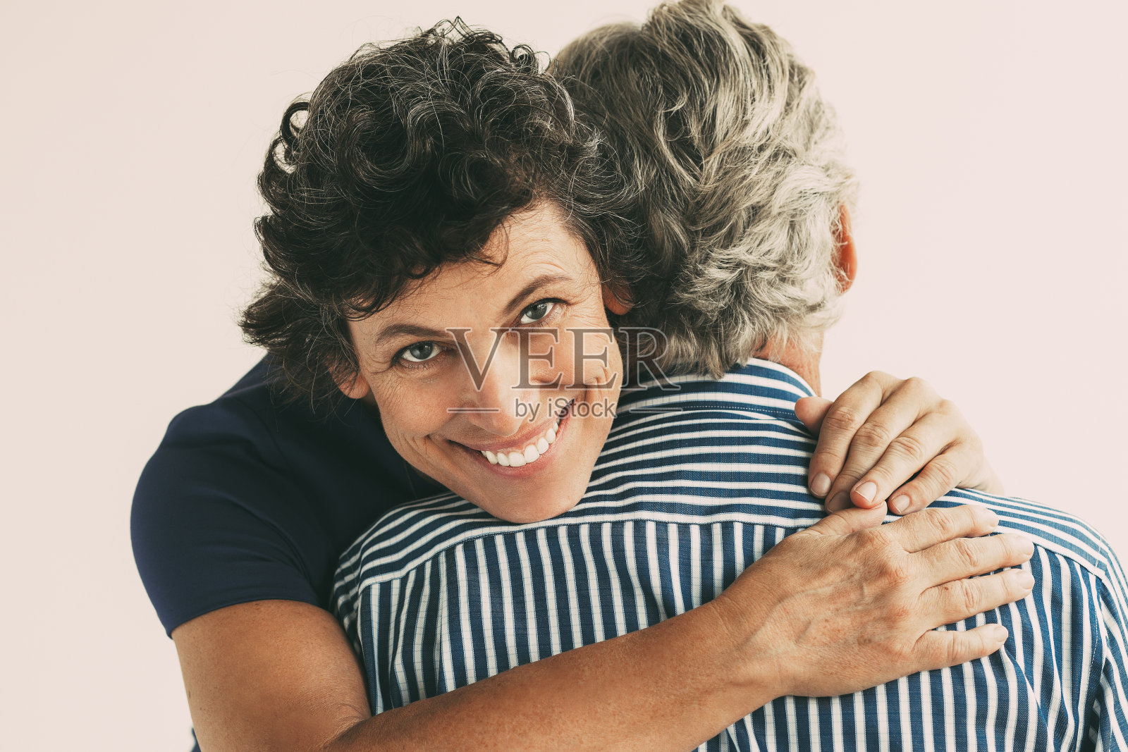 微笑的老年妇女拥抱丈夫照片摄影图片