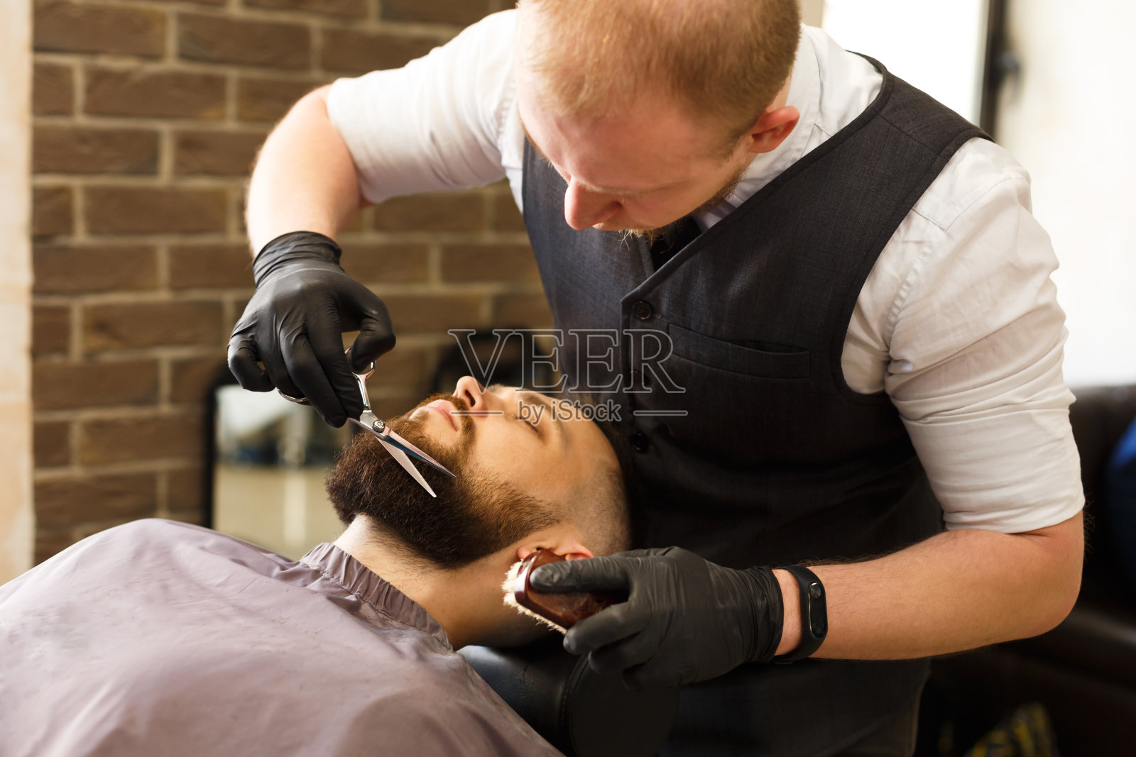 男顾客在理发店理发照片摄影图片