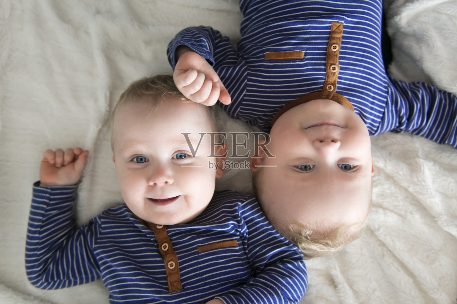 倒置的同卵双胞胎照片摄影图片
