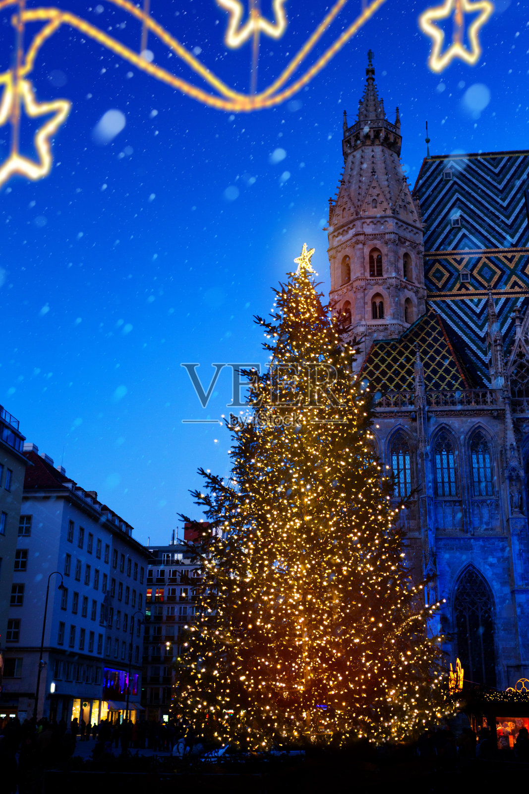 欧洲圣诞节;圣诞树和老城照片摄影图片
