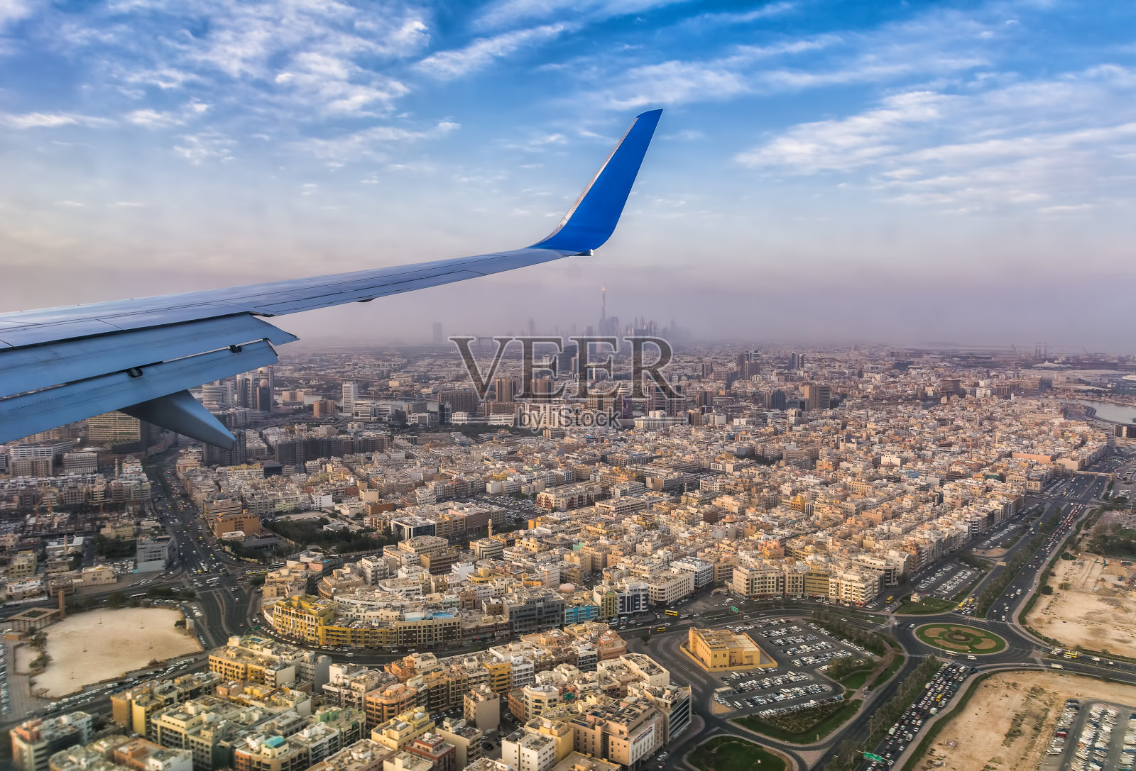 客机在阿联酋迪拜着陆，从飞行高度俯瞰这座城市照片摄影图片