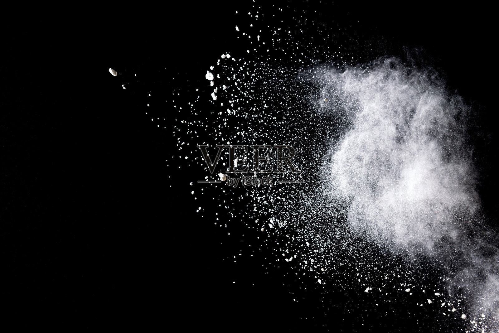 冻结运动的白色粉末爆炸孤立在黑色背景。照片摄影图片