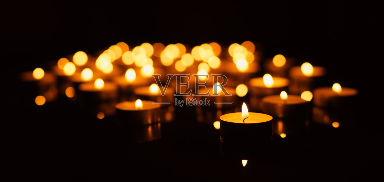燃烧的蜡烛与浅景深照片摄影图片