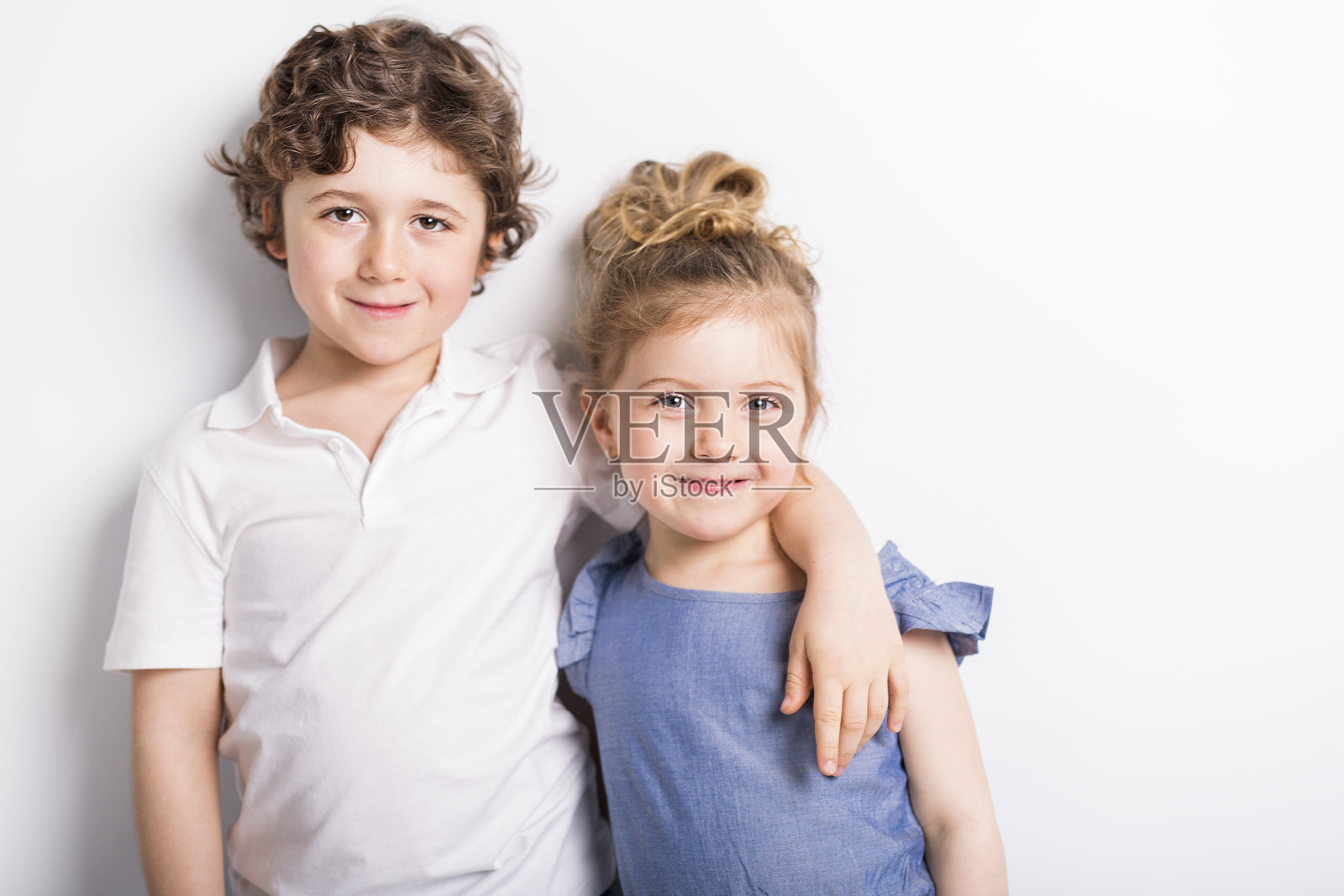 快乐的哥哥和妹妹互相拥抱照片摄影图片
