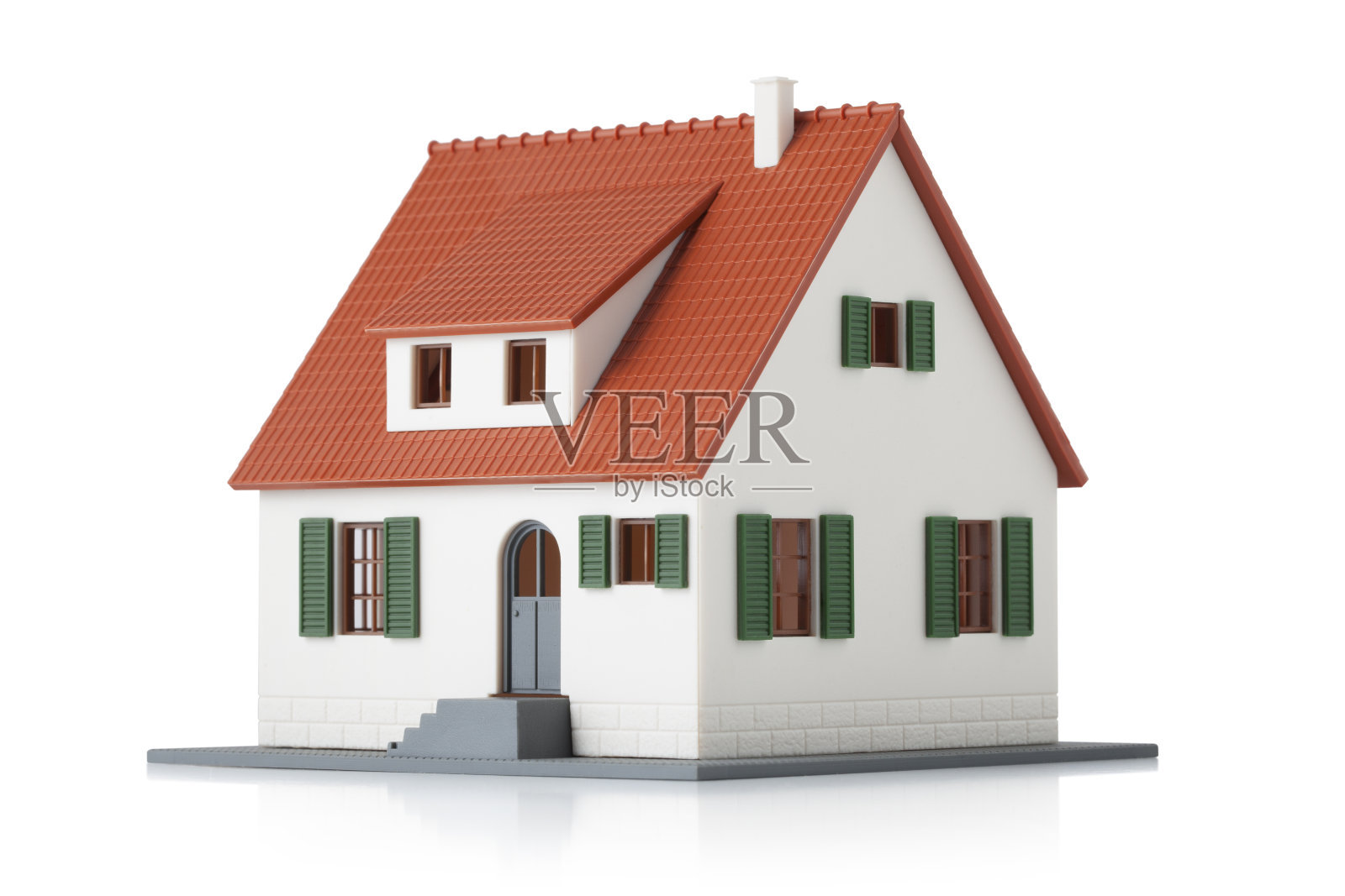 白色背景上的微型房屋模型照片摄影图片