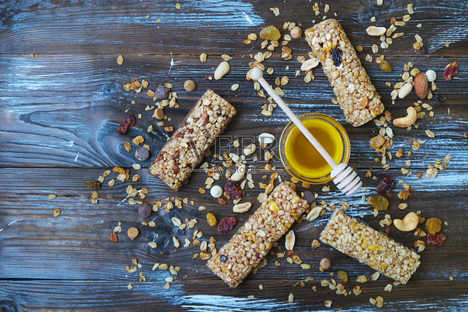 高蛋白格兰诺拉麦片能量棒放在深棕色的木桌上，干果，混合坚果和蜂蜜，健康的超级食品。顶视图,特写照片摄影图片