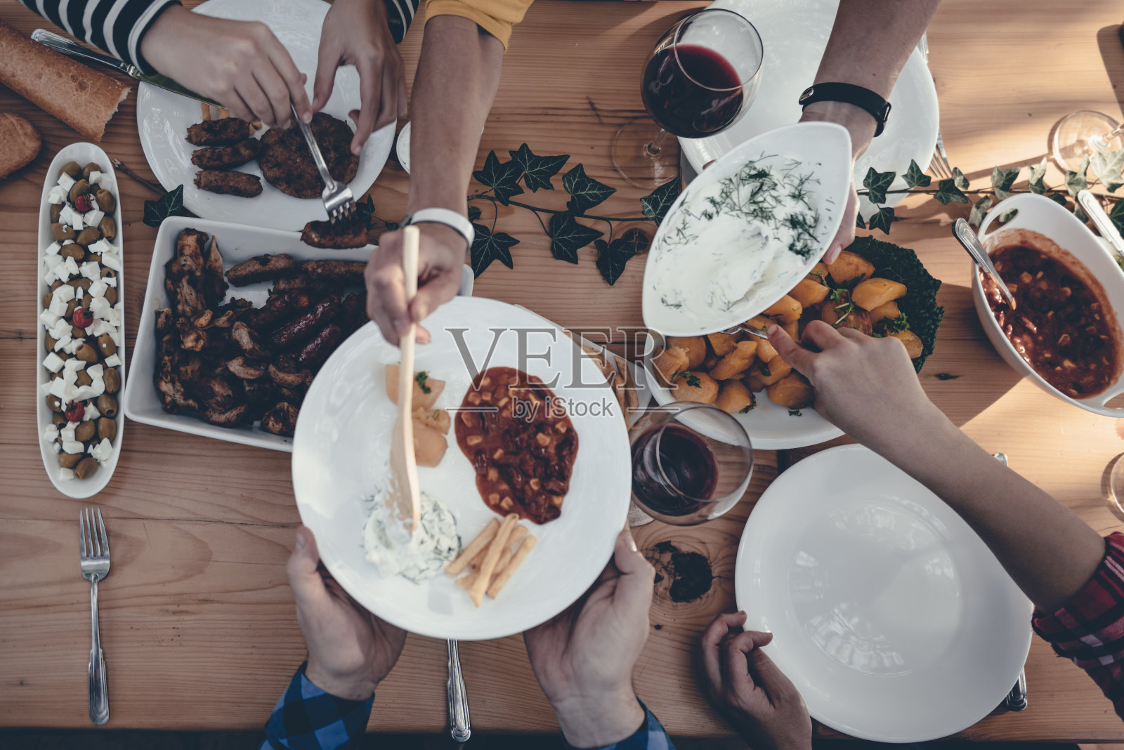 家人聚在一起吃肉照片摄影图片