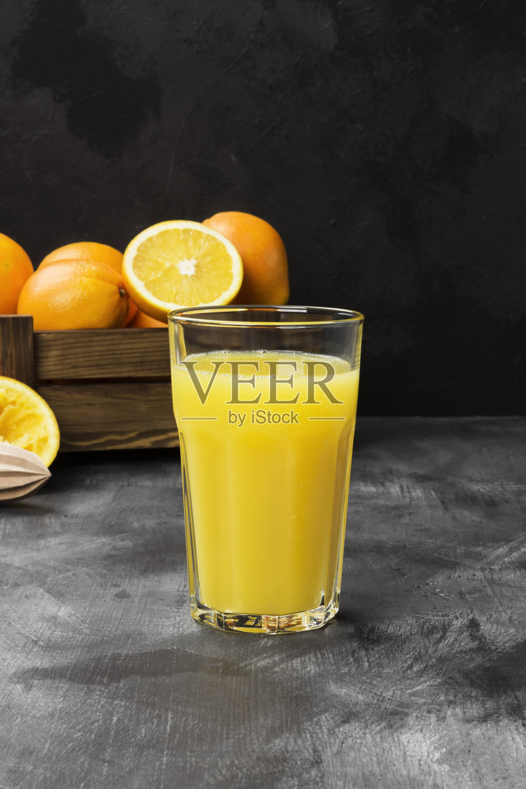 黑色背景上的橙子和新鲜橙汁照片摄影图片