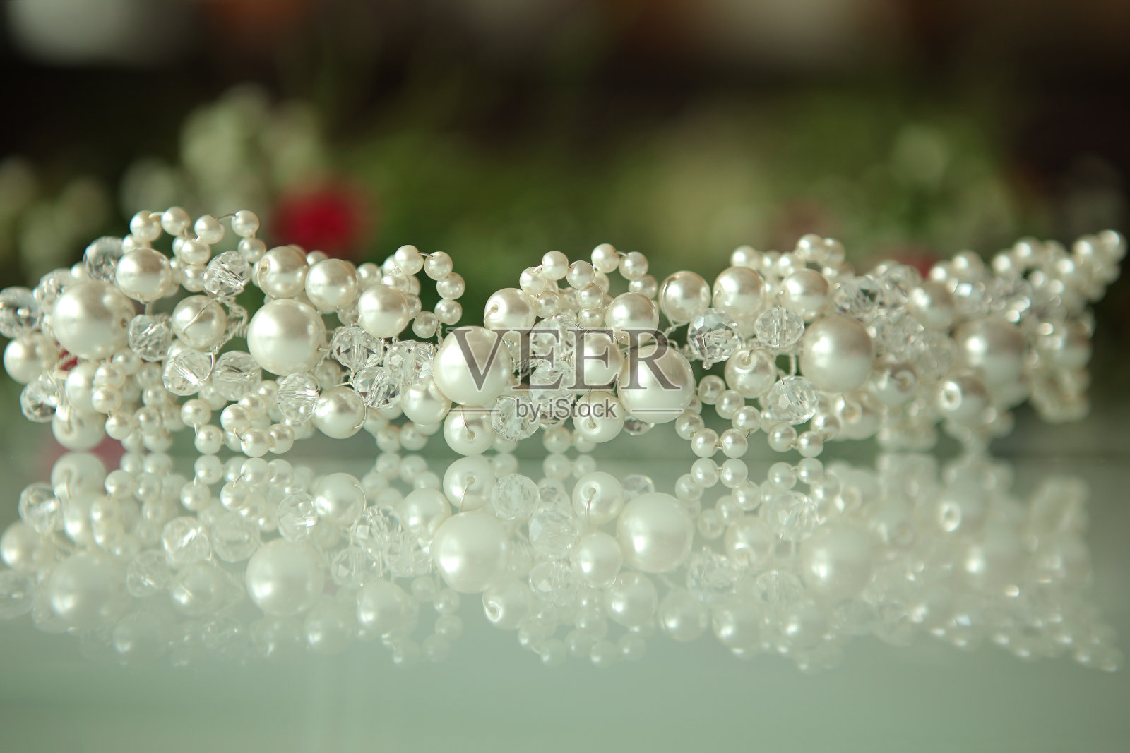 白色背景上的白色珍珠婚冠照片摄影图片