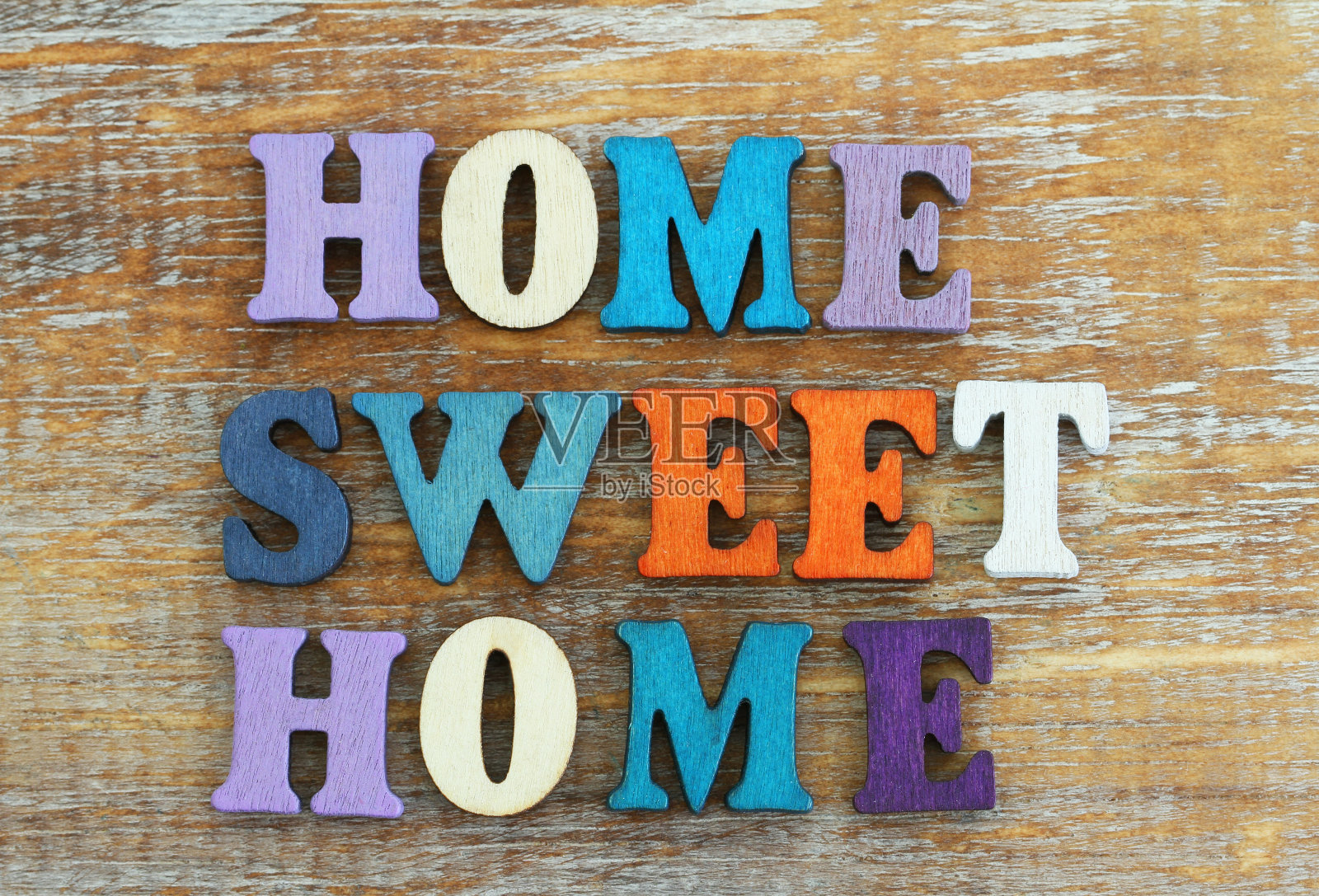 家温馨的家用五颜六色的字母写在质朴的木头表面上照片摄影图片